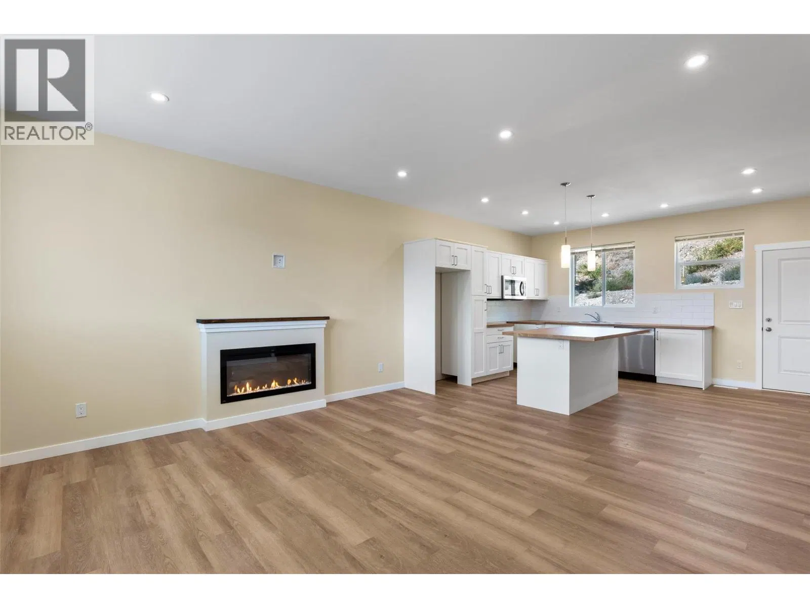 Photo 3 of 33 at 2733 Grandview Heights