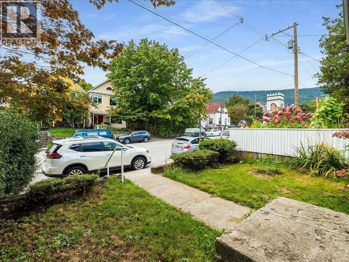 Photo 2 of 21 at 413 SILICA Street