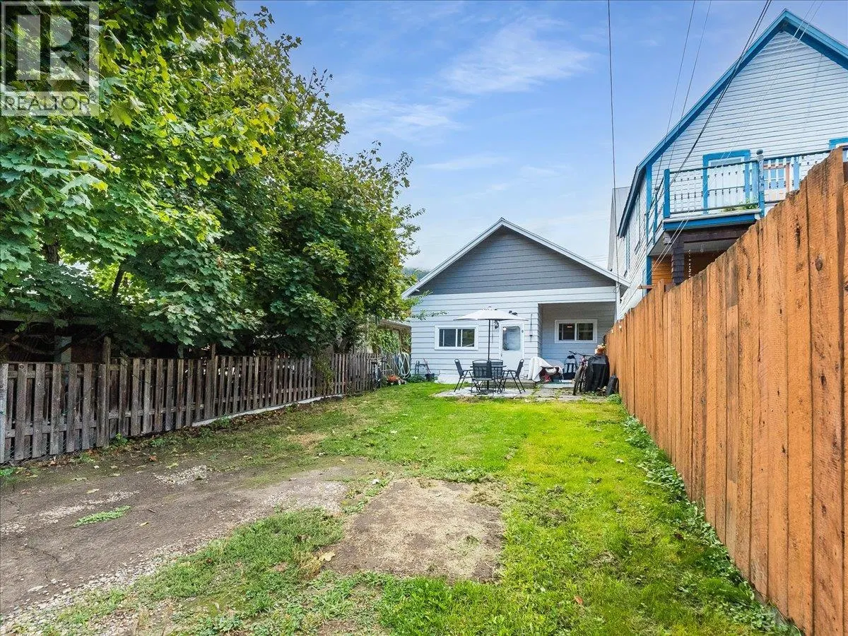 Photo 5 of 21 at 413 SILICA Street
