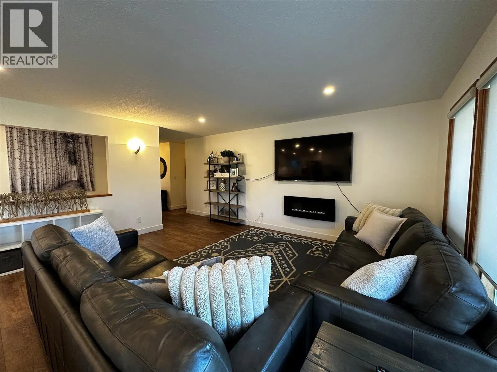 Photo 4 of 63 at 1301 GROSVENOR Place