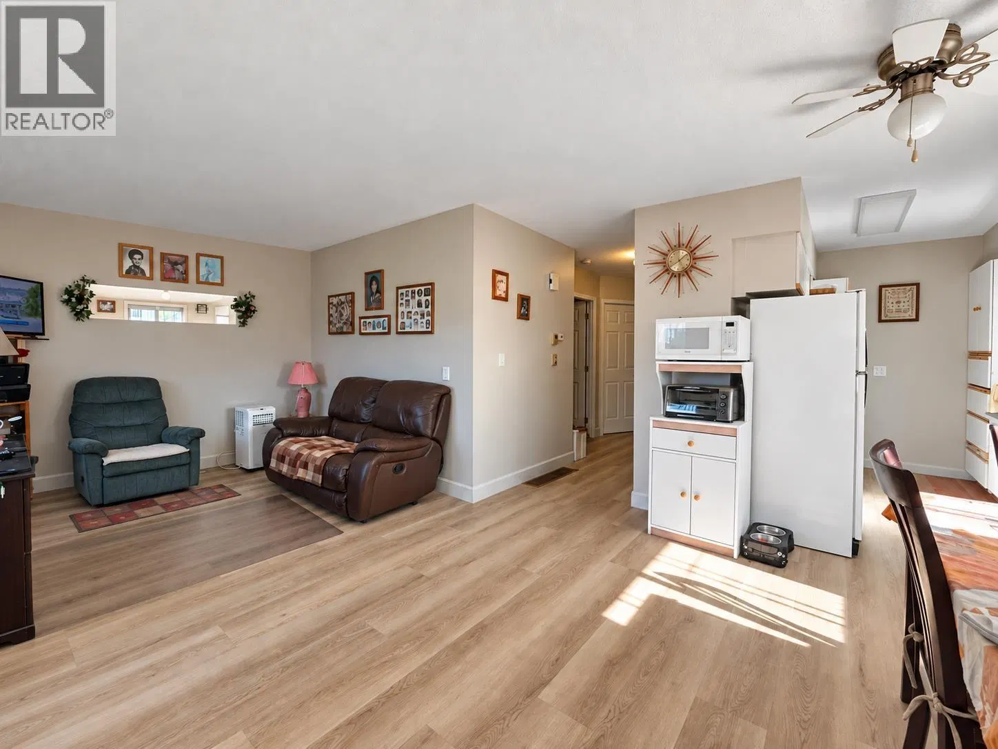 Photo 4 of 22 at 2226 POULTON Avenue