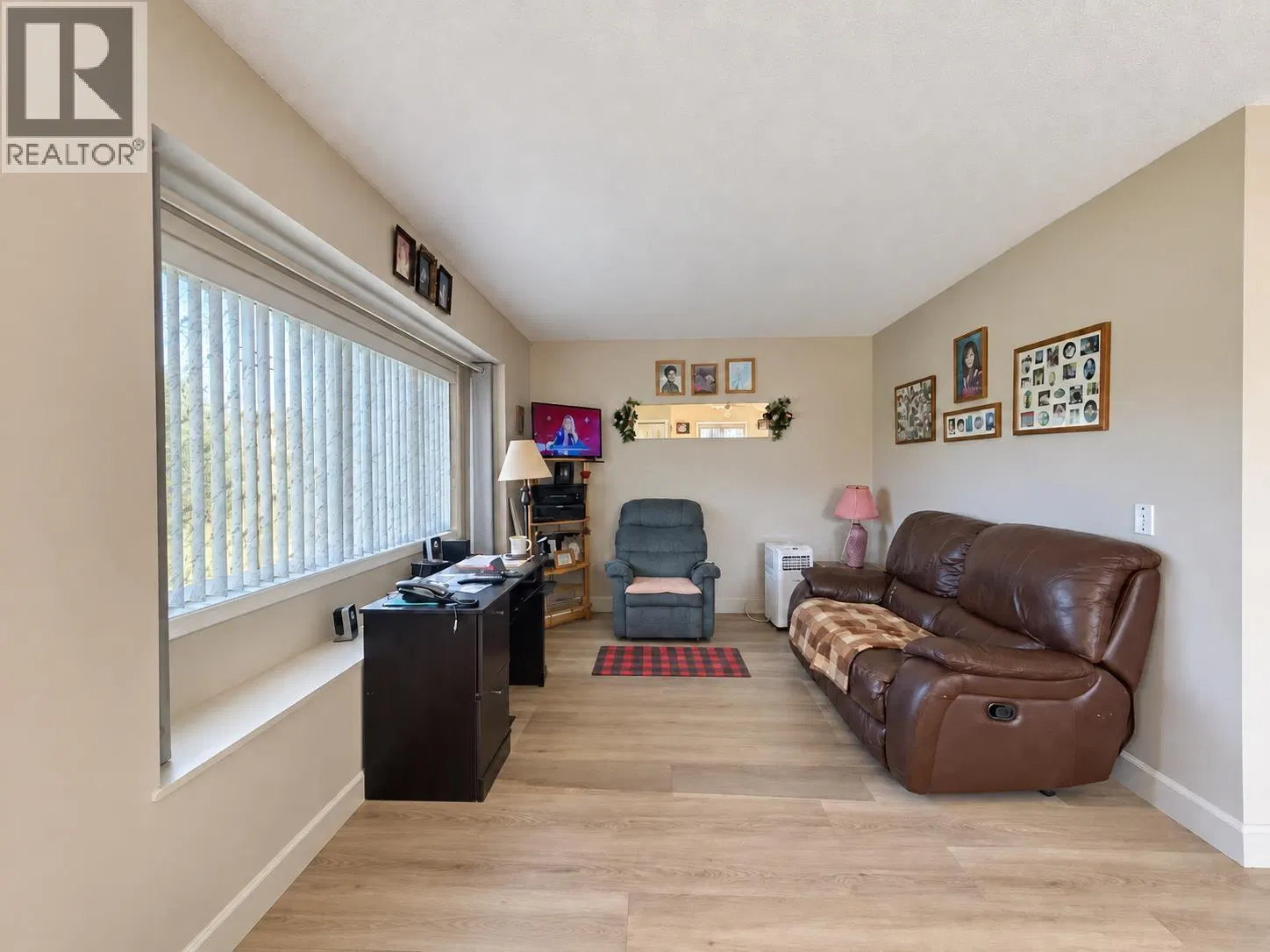 Photo 5 of 22 at 2226 POULTON Avenue