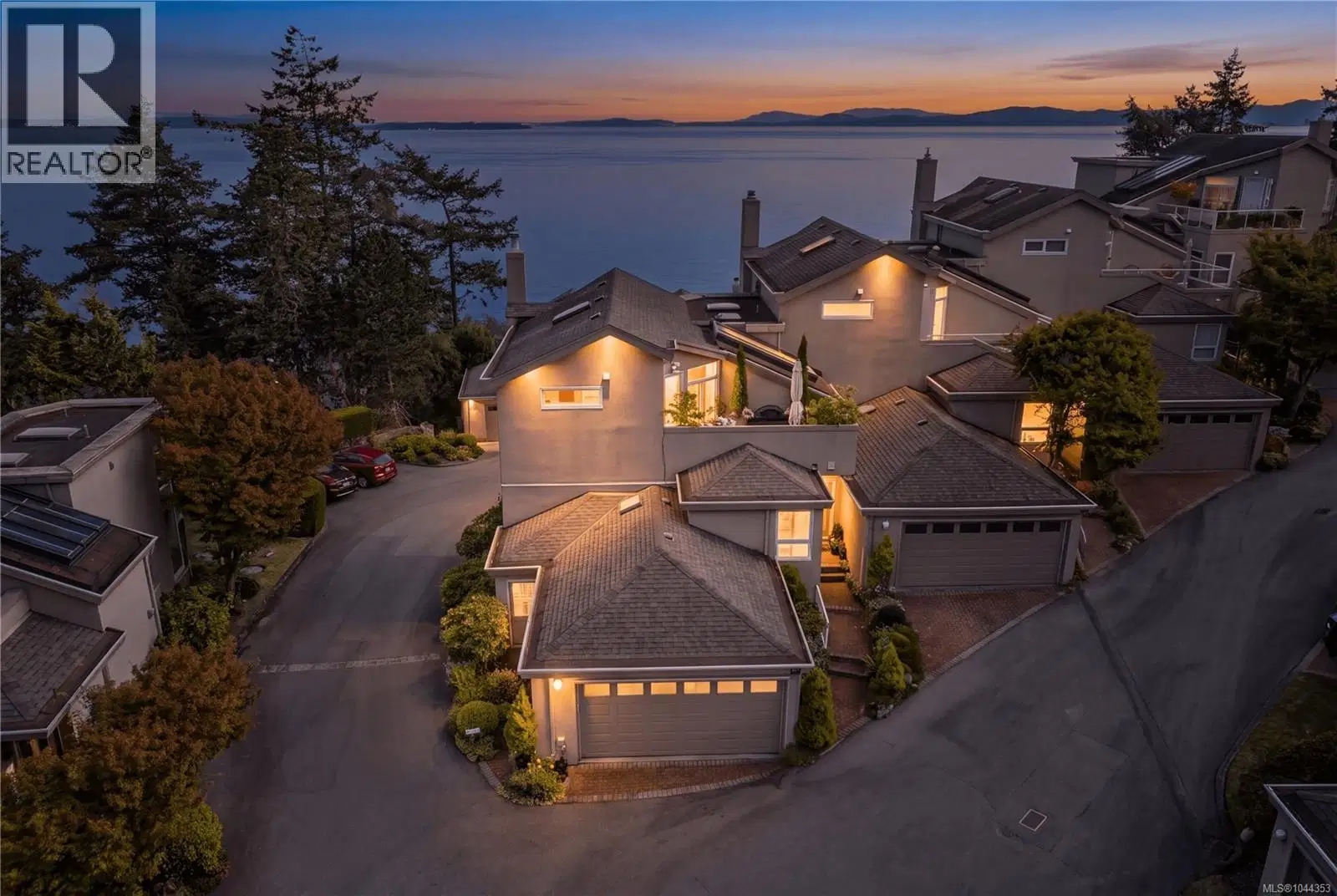 #5 – 4771 Cordova Bay Road