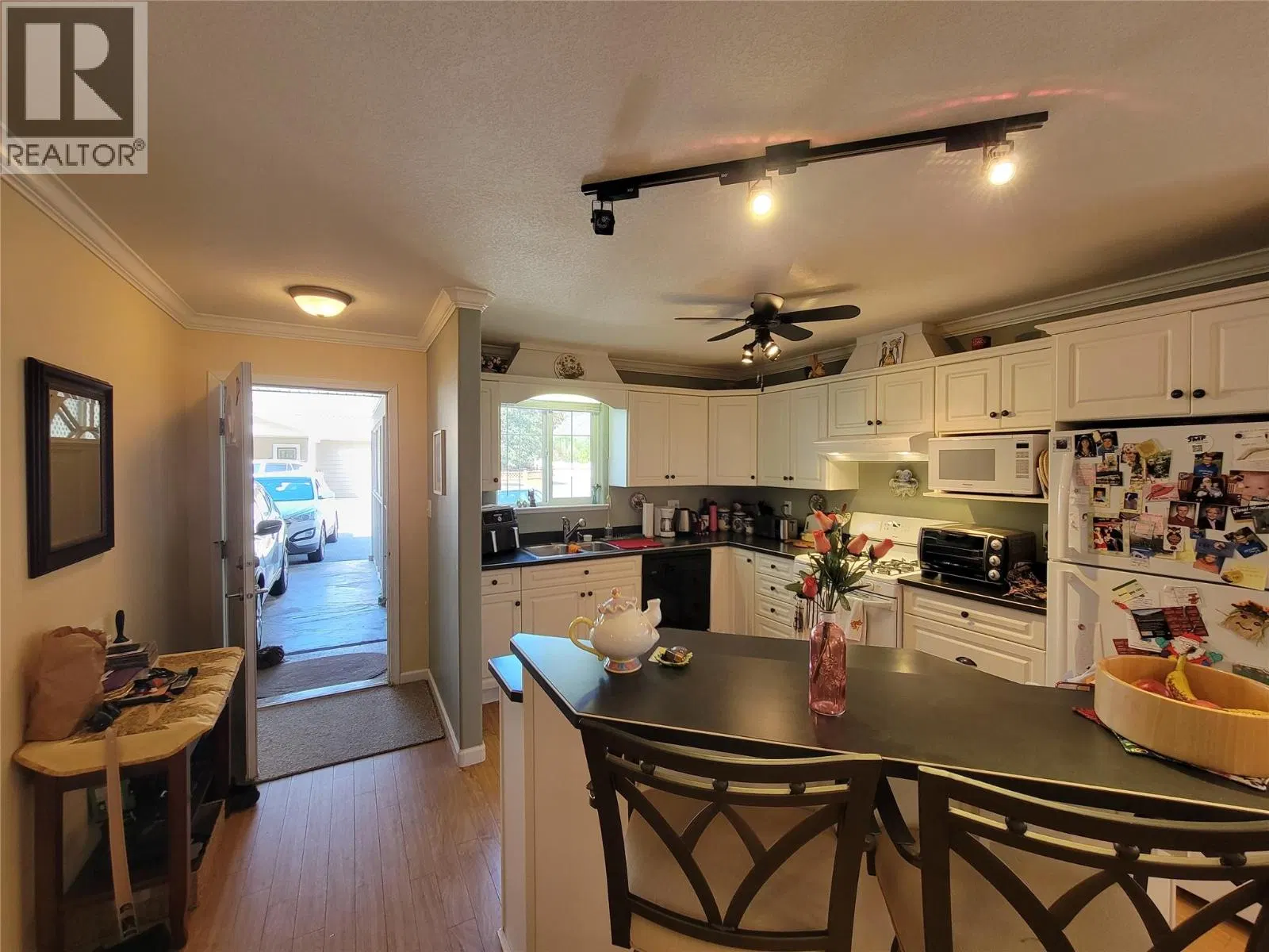 Photo 5 of 38 at #5 – 522 Vansanten Road