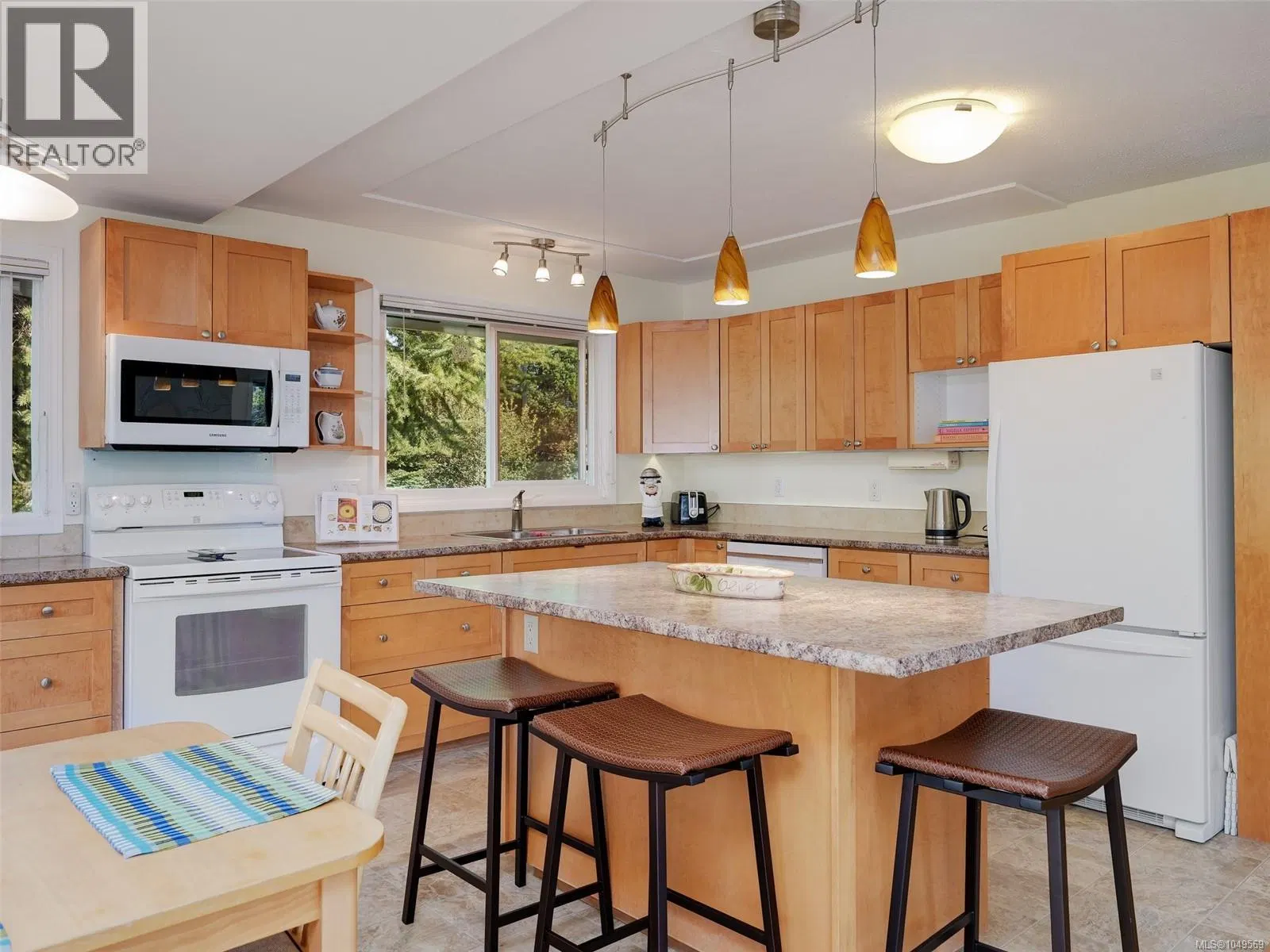 Photo 4 of 37 at 9743 Ardmore Drive