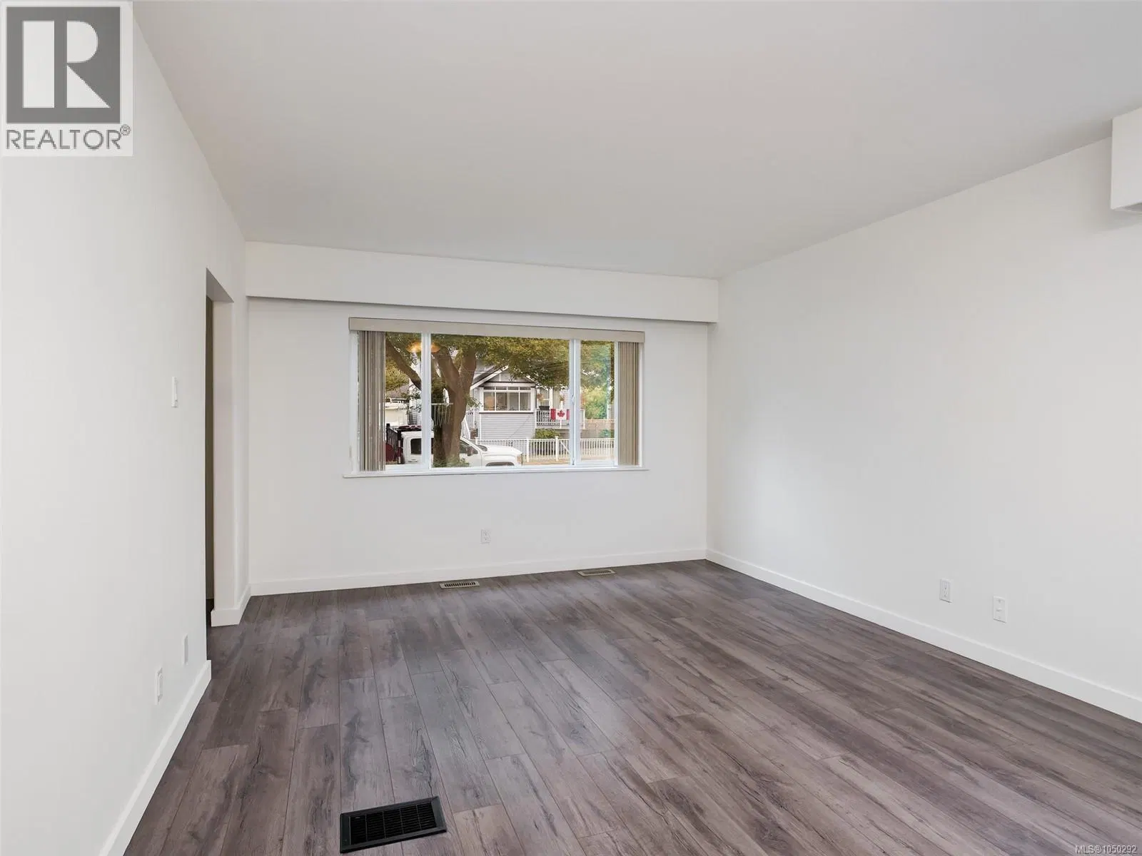 Photo 3 of 25 at 3092 Albany Street