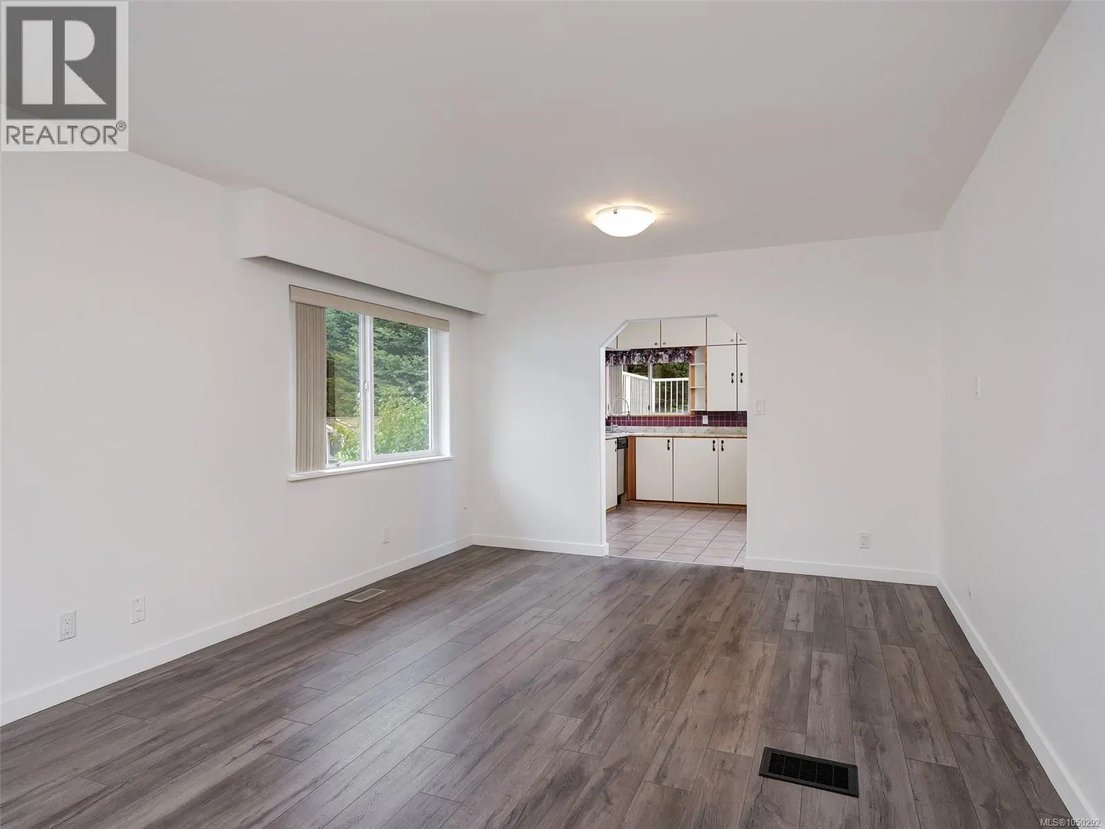 Photo 5 of 25 at 3092 Albany Street