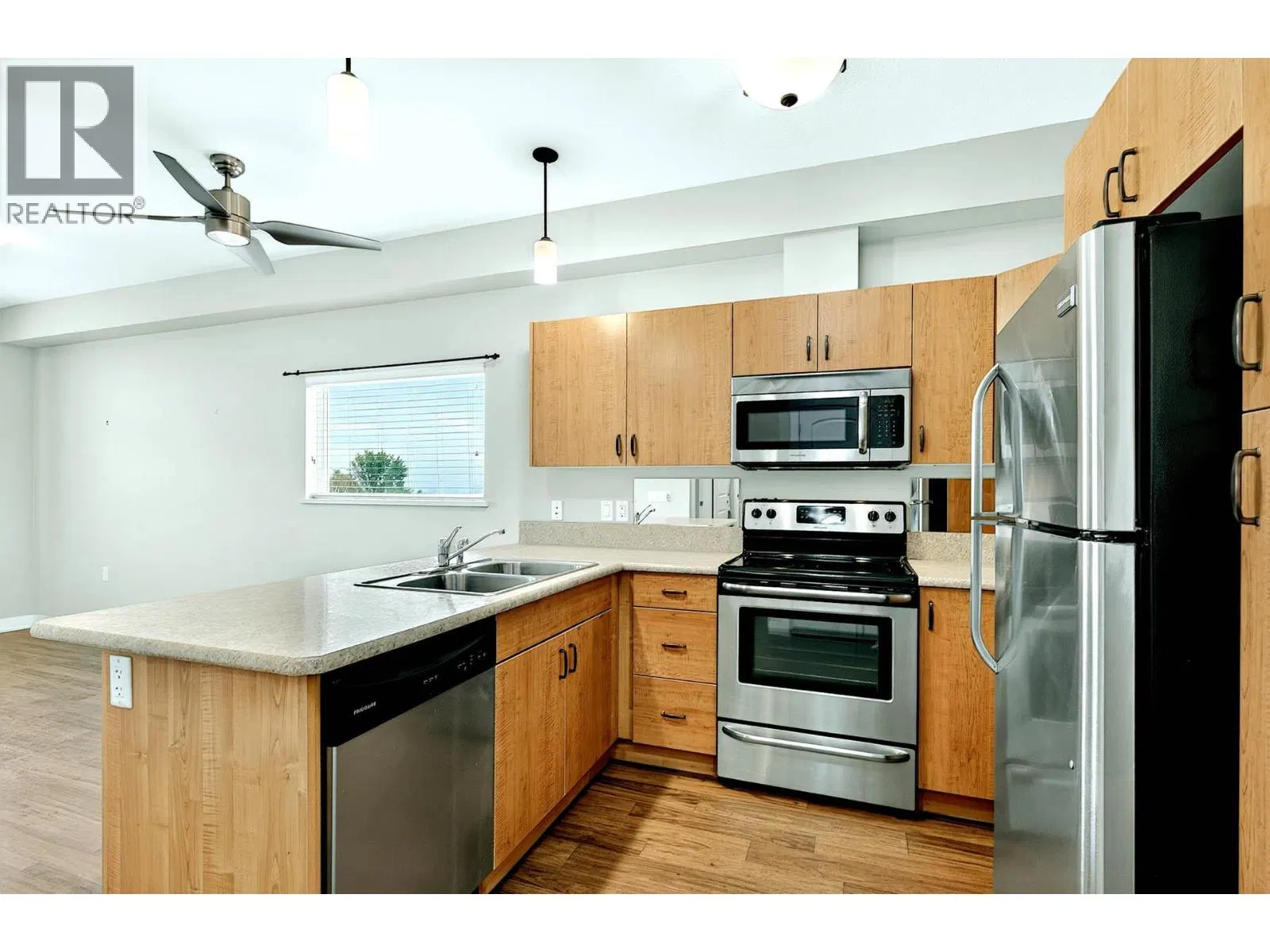 Photo 3 of 41 at #423 – 755 Mayfair Street