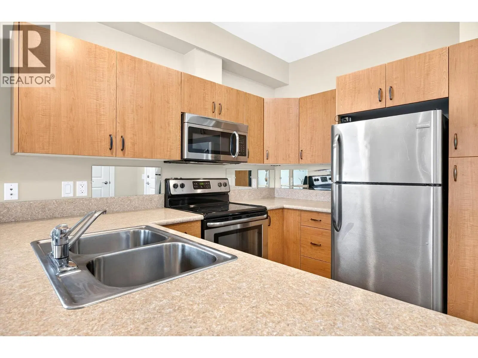 Photo 4 of 41 at #423 – 755 Mayfair Street