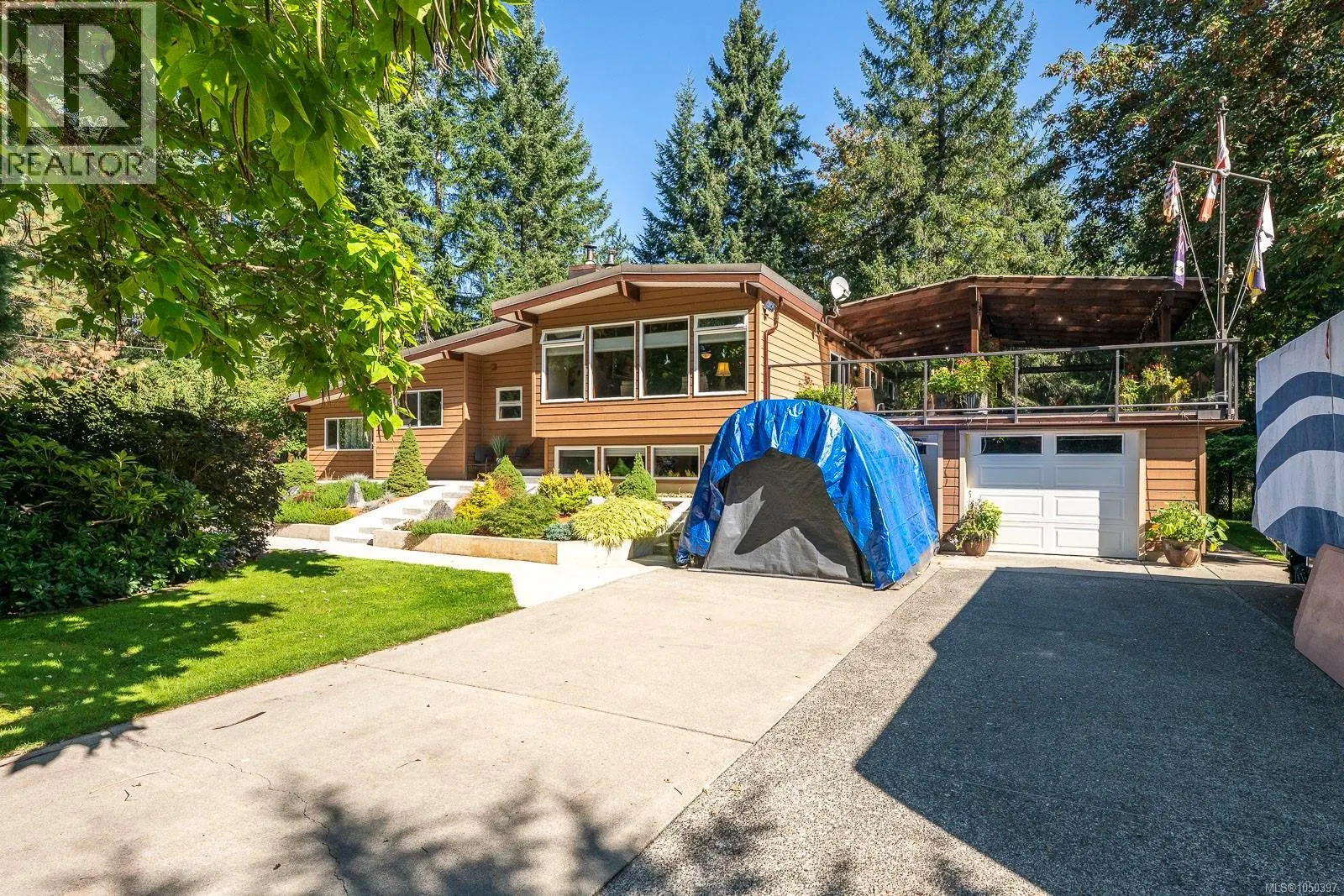 Photo 4 of 56 at 3742 James Crescent