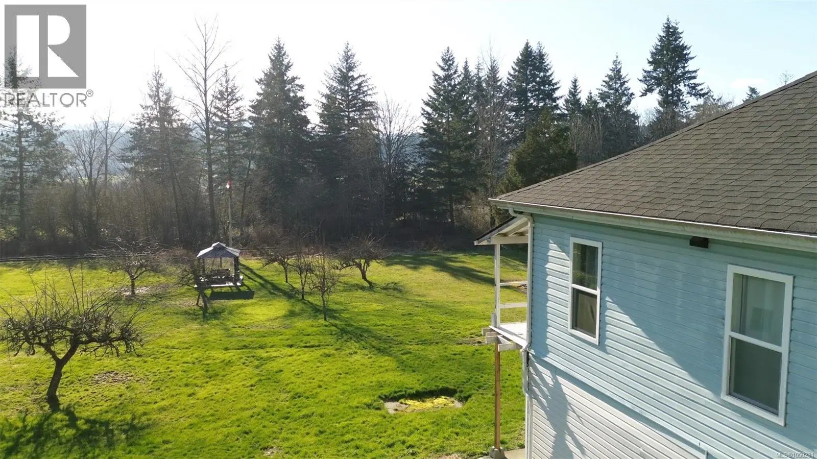 Photo 2 of 26 at 2131 Minto Avenue