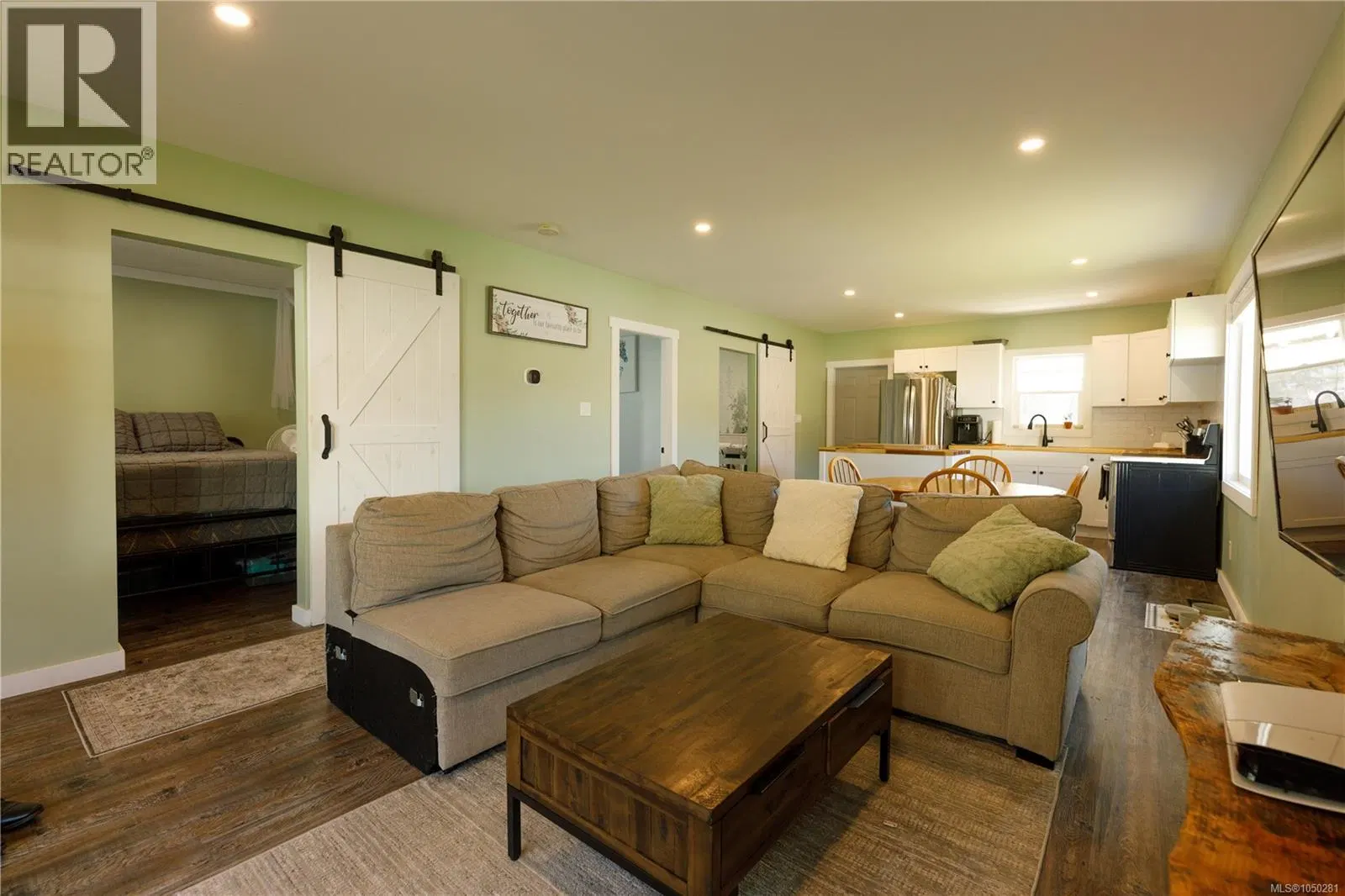 Photo 3 of 26 at 2131 Minto Avenue