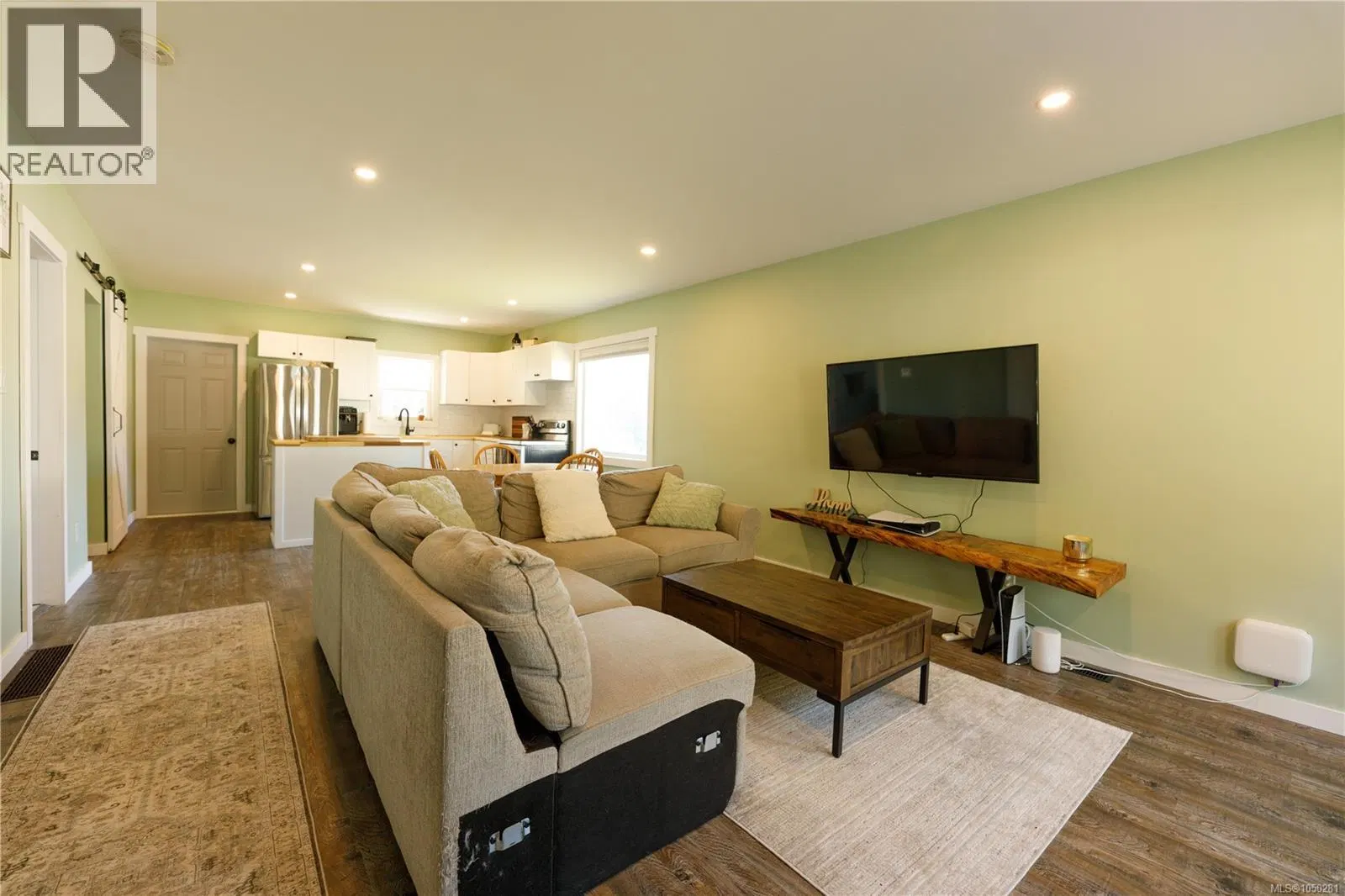 Photo 4 of 26 at 2131 Minto Avenue