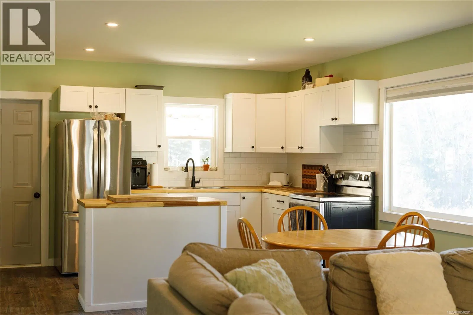 Photo 5 of 26 at 2131 Minto Avenue