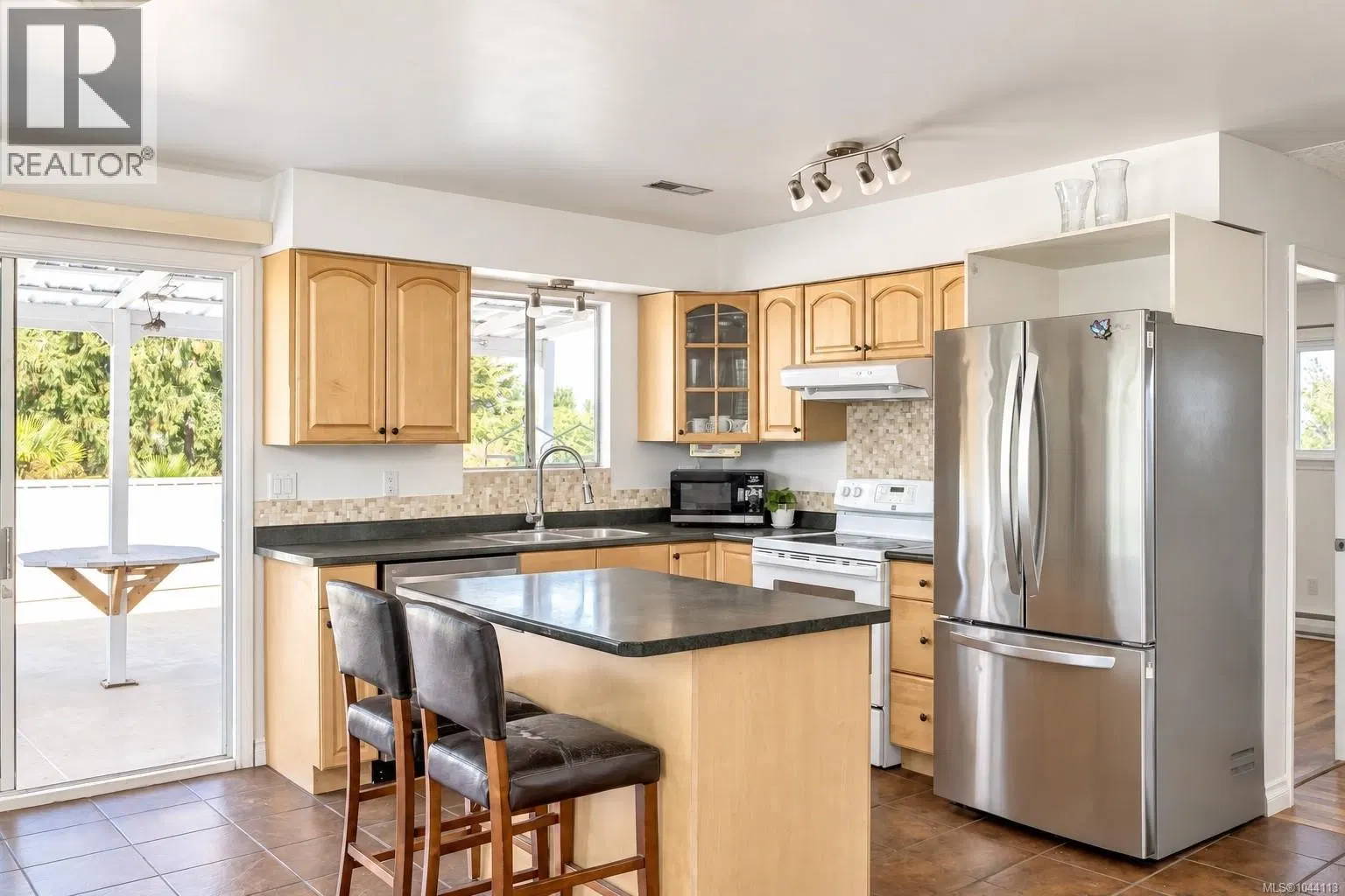 Photo 5 of 39 at 7031 West Saanich Road