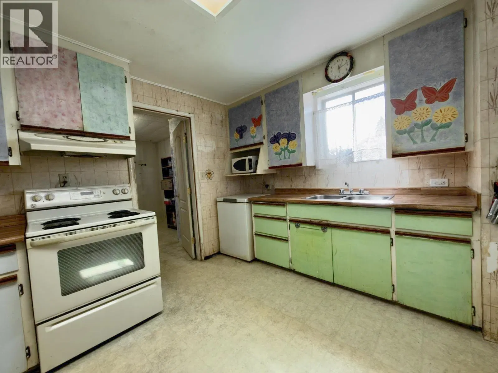 Photo 5 of 49 at 875 Tilton Avenue