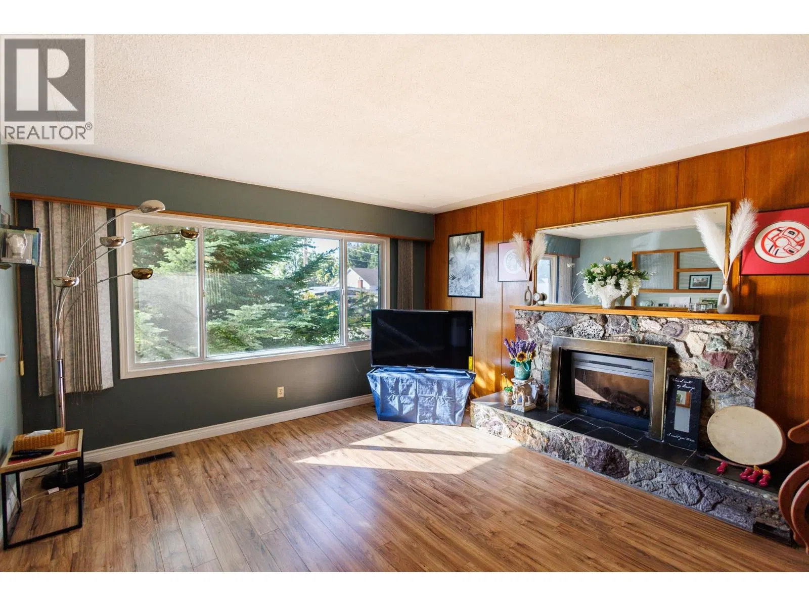 Photo 2 of 32 at 4726 SOUCIE Avenue