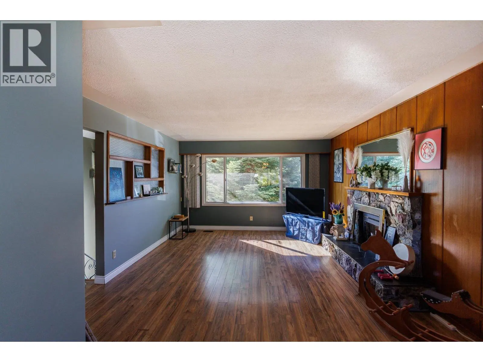 Photo 3 of 32 at 4726 SOUCIE Avenue