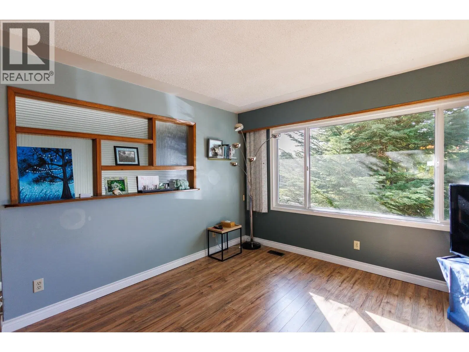 Photo 4 of 32 at 4726 SOUCIE Avenue