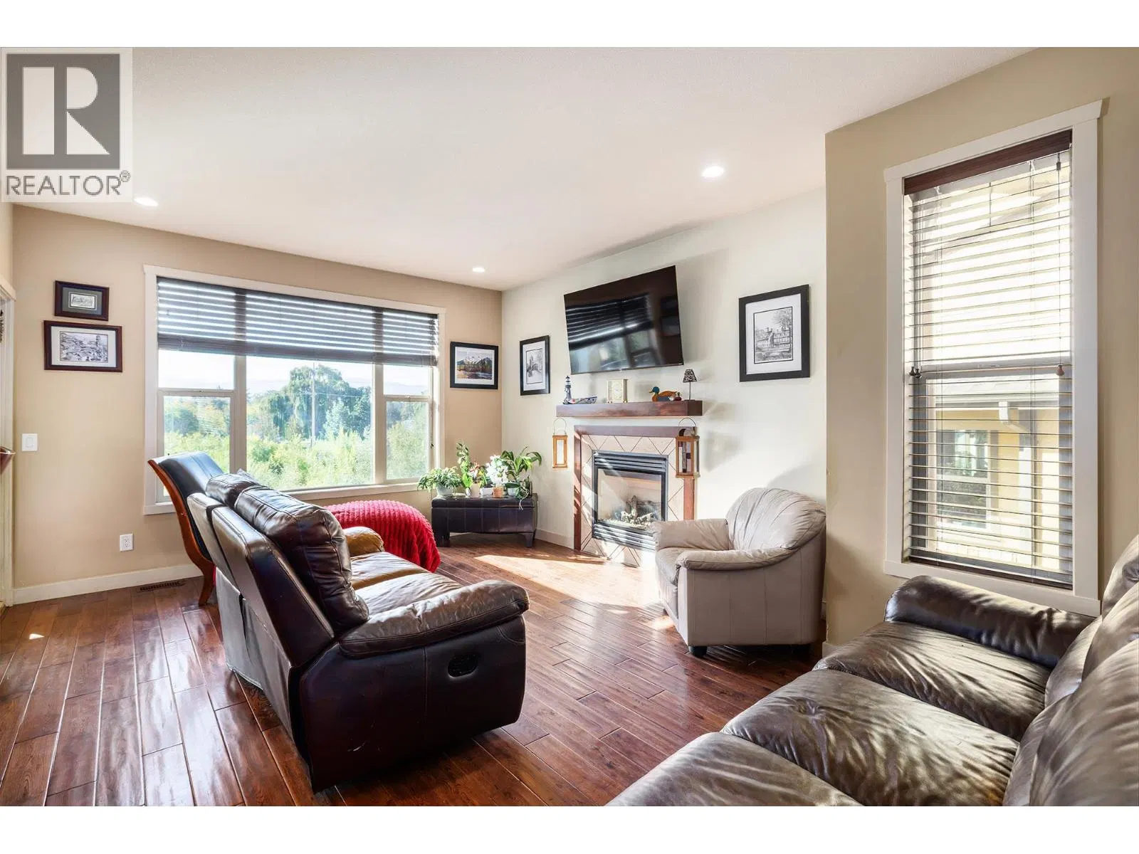 Photo 2 of 42 at 1377 Glenview Avenue