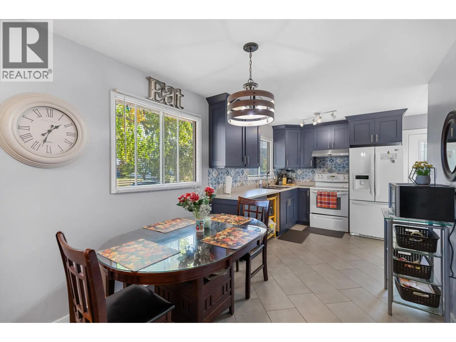 Photo 4 of 18 at 3918 ENEMARK Crescent