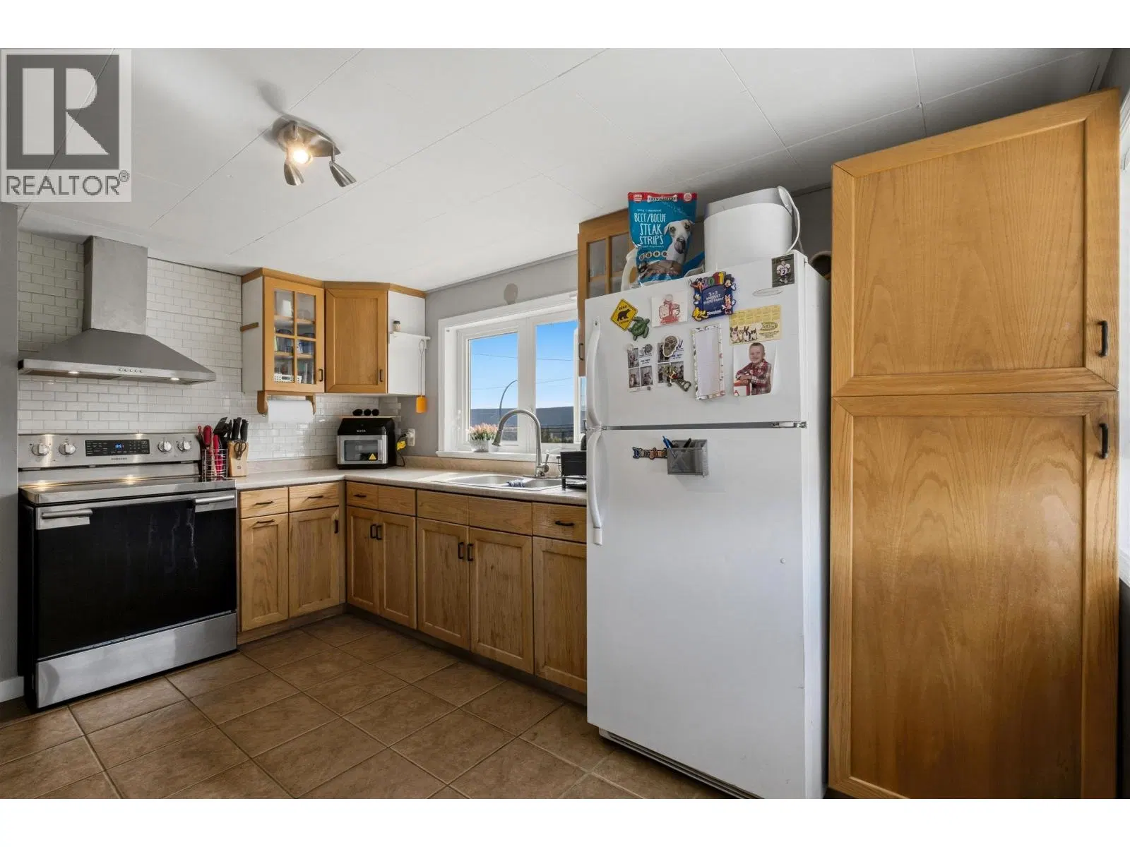 Photo 2 of 23 at 2014 MACKENZIE Avenue