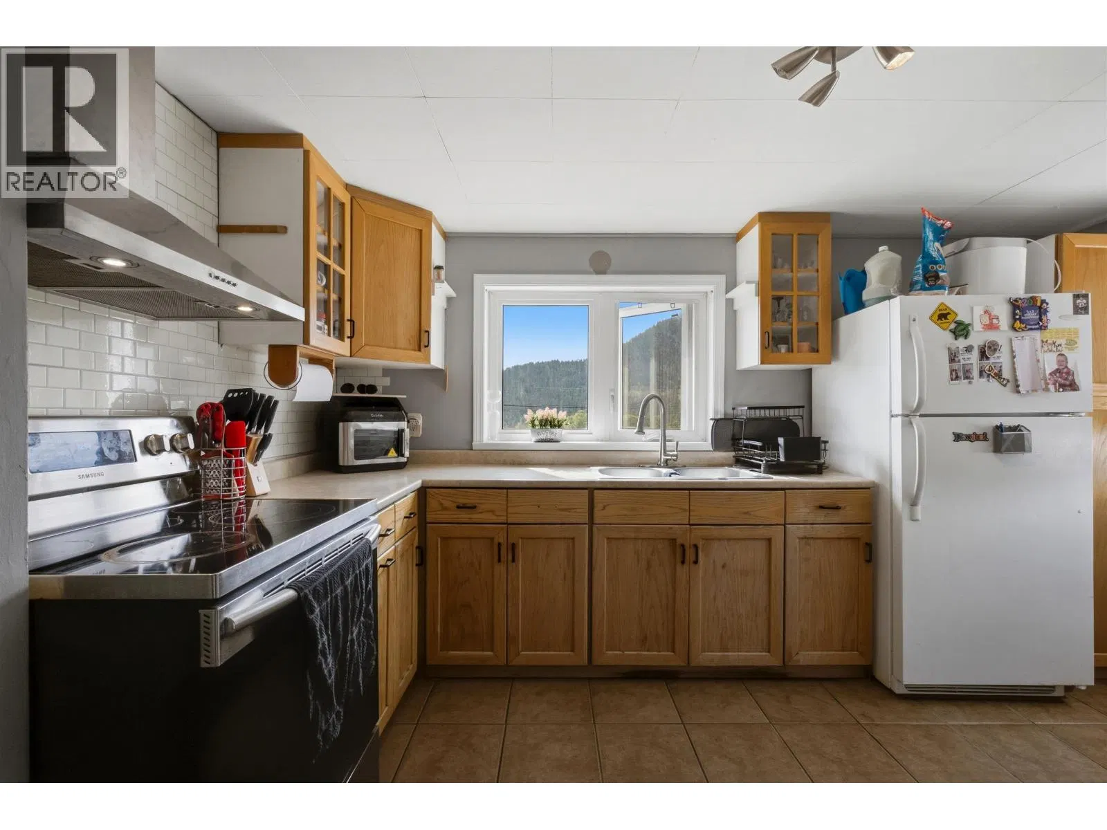 Photo 4 of 23 at 2014 MACKENZIE Avenue