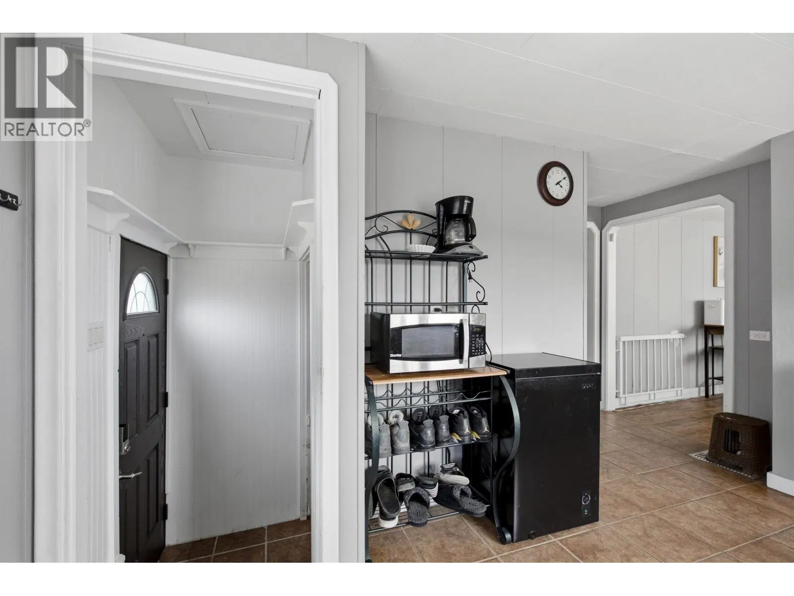 Photo 5 of 23 at 2014 MACKENZIE Avenue