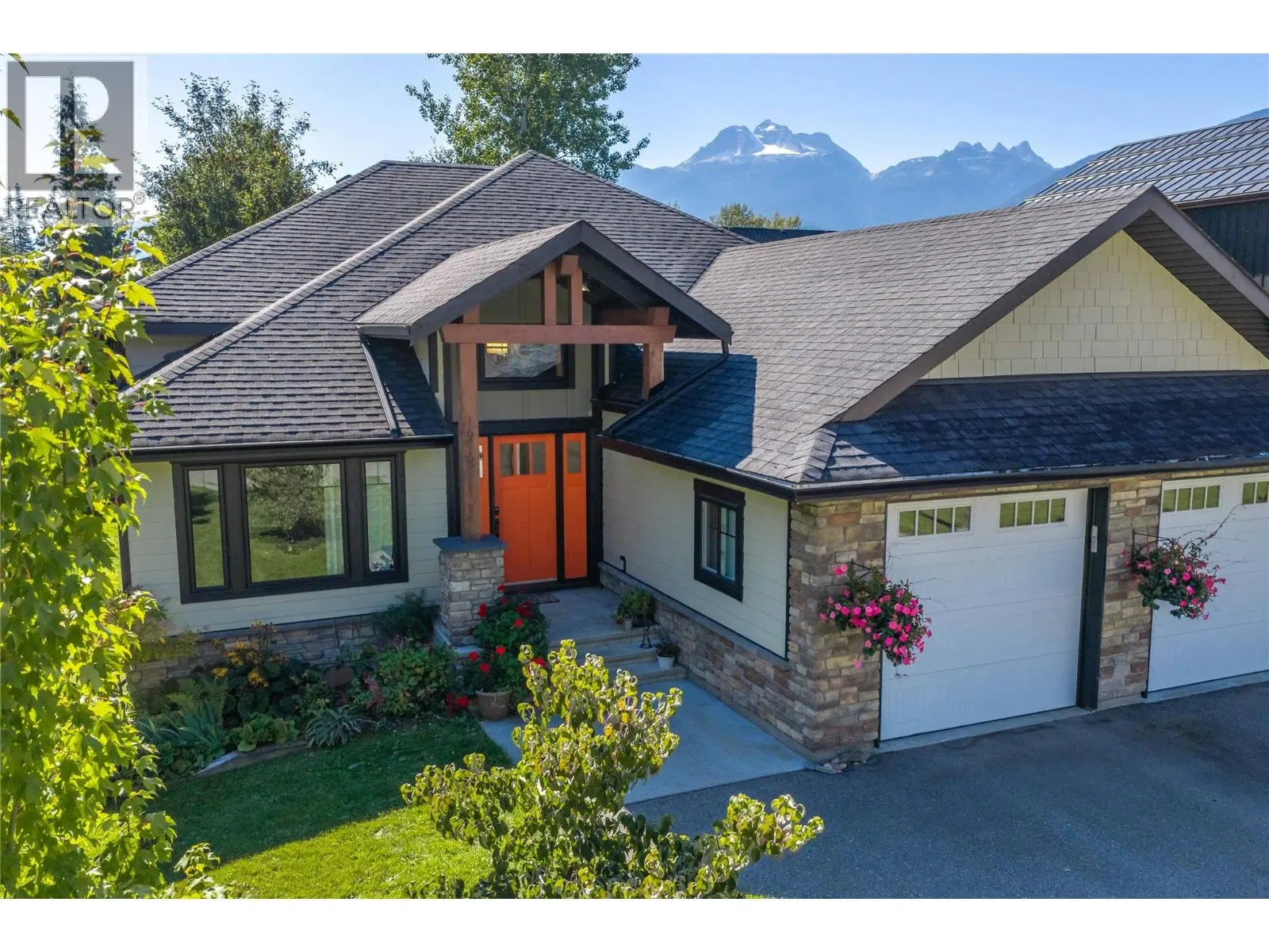 Photo 4 of 77 at 1915 Aspen Crescent