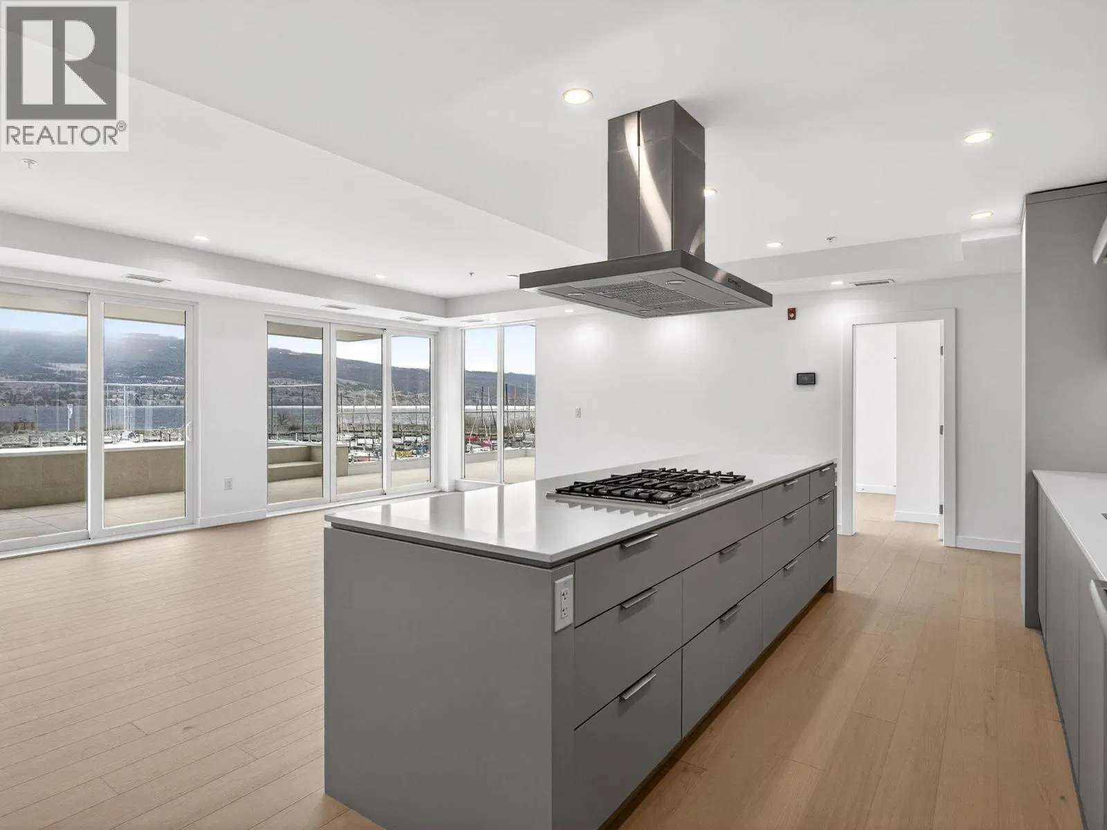Photo 4 of 34 at #202 – 13415 Lakeshore Drive