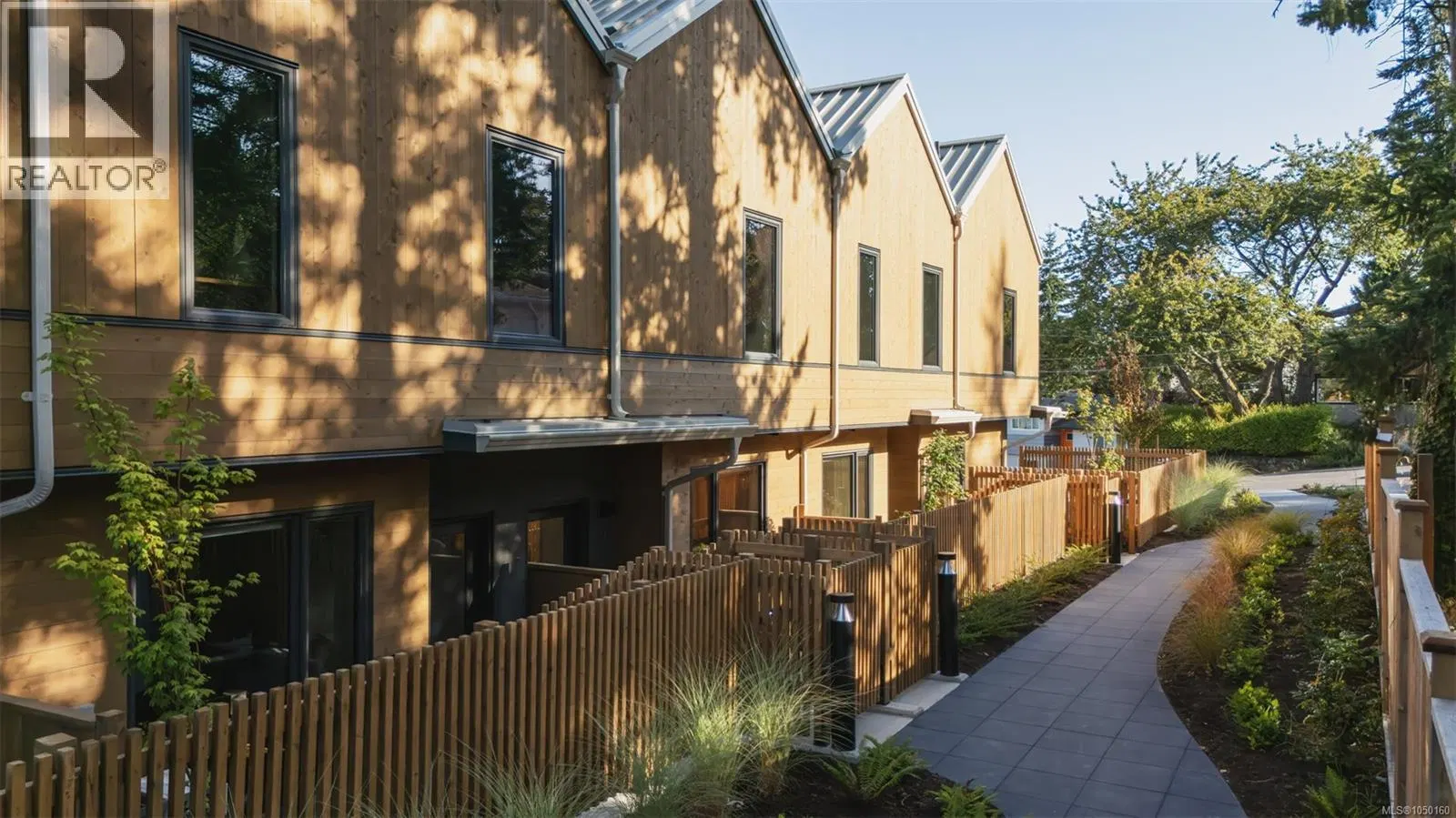 Photo 3 of 33 at #5 – 1520 Louise Place