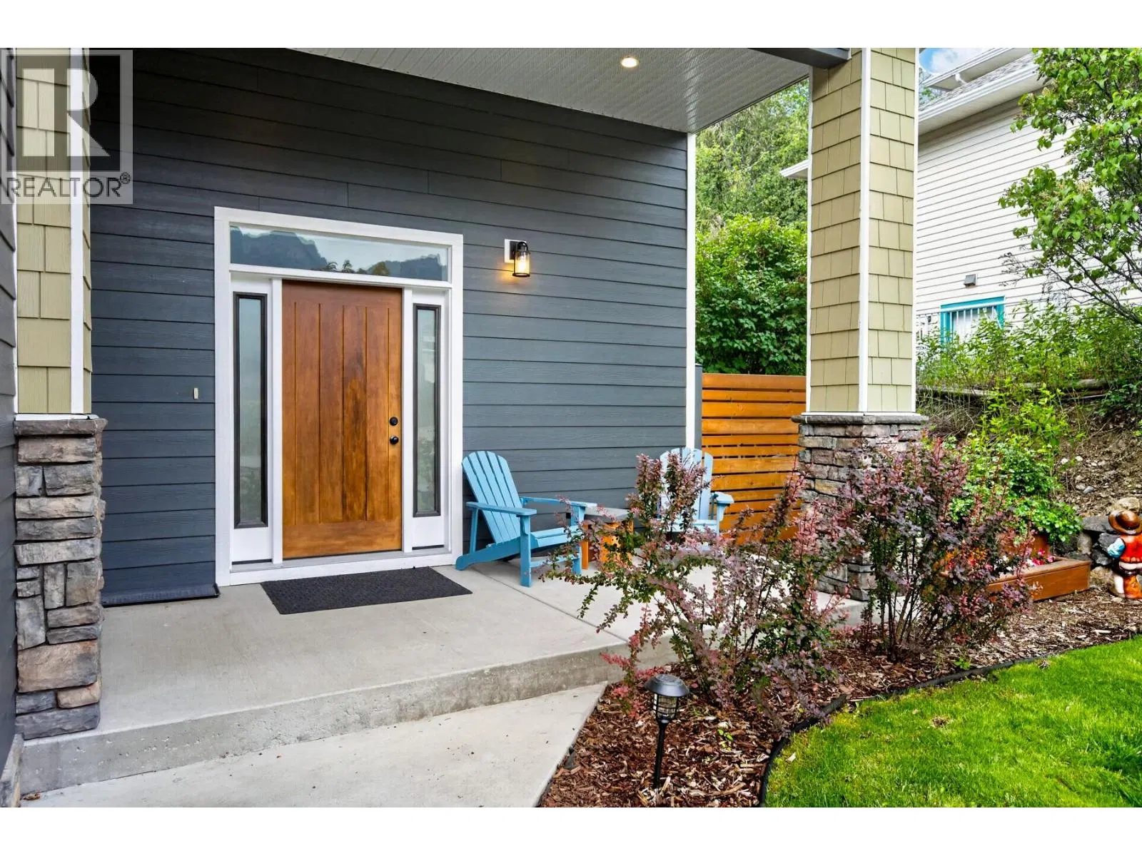 Photo 2 of 46 at 882 EAGLESON Crescent
