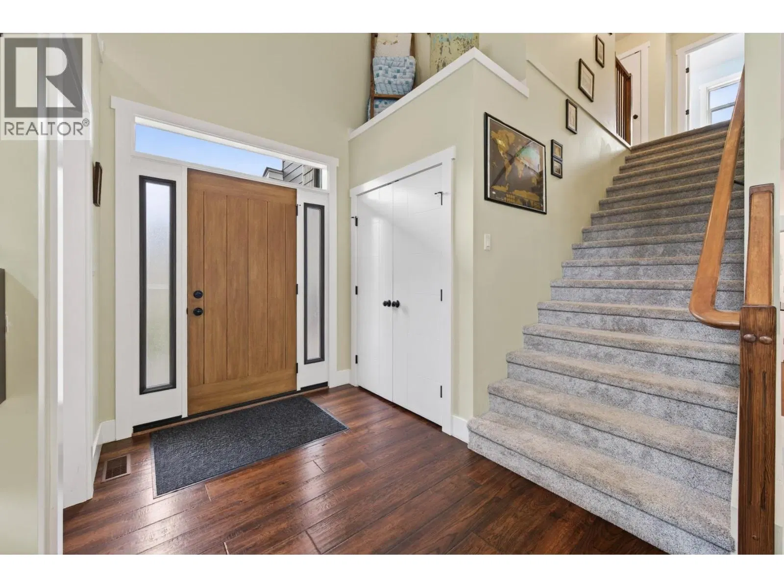 Photo 3 of 46 at 882 EAGLESON Crescent