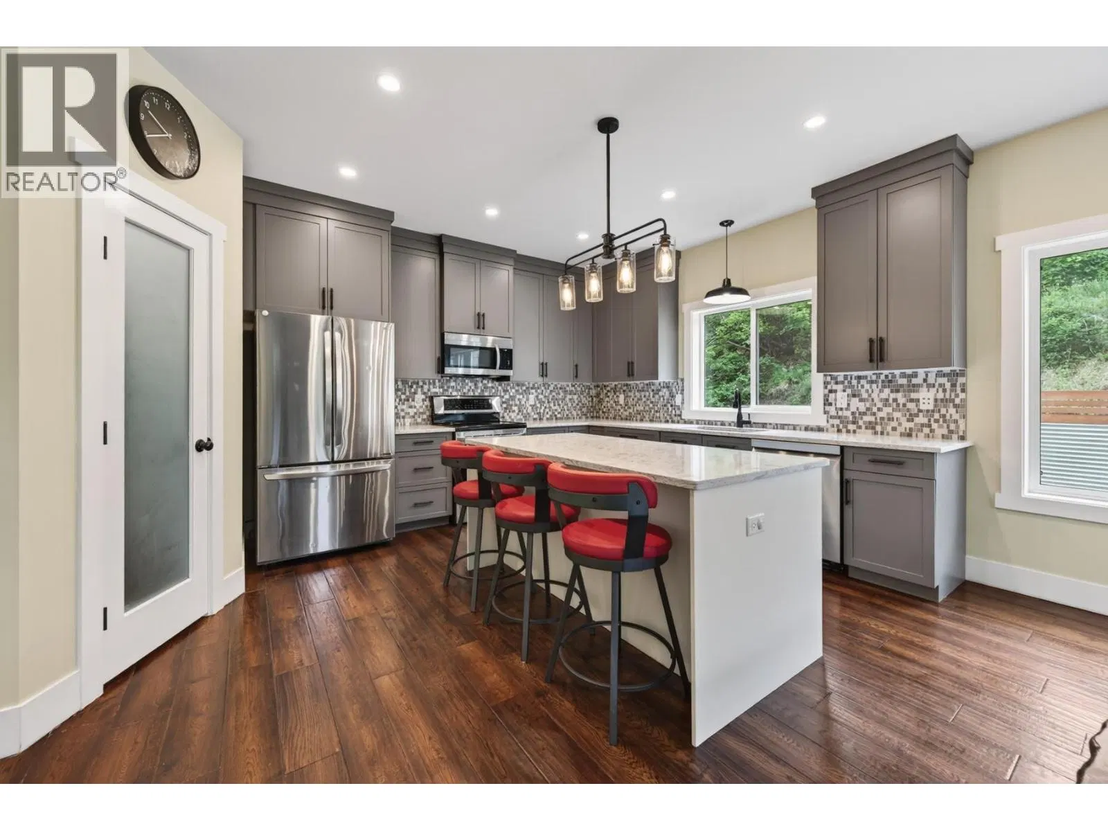 Photo 4 of 46 at 882 EAGLESON Crescent