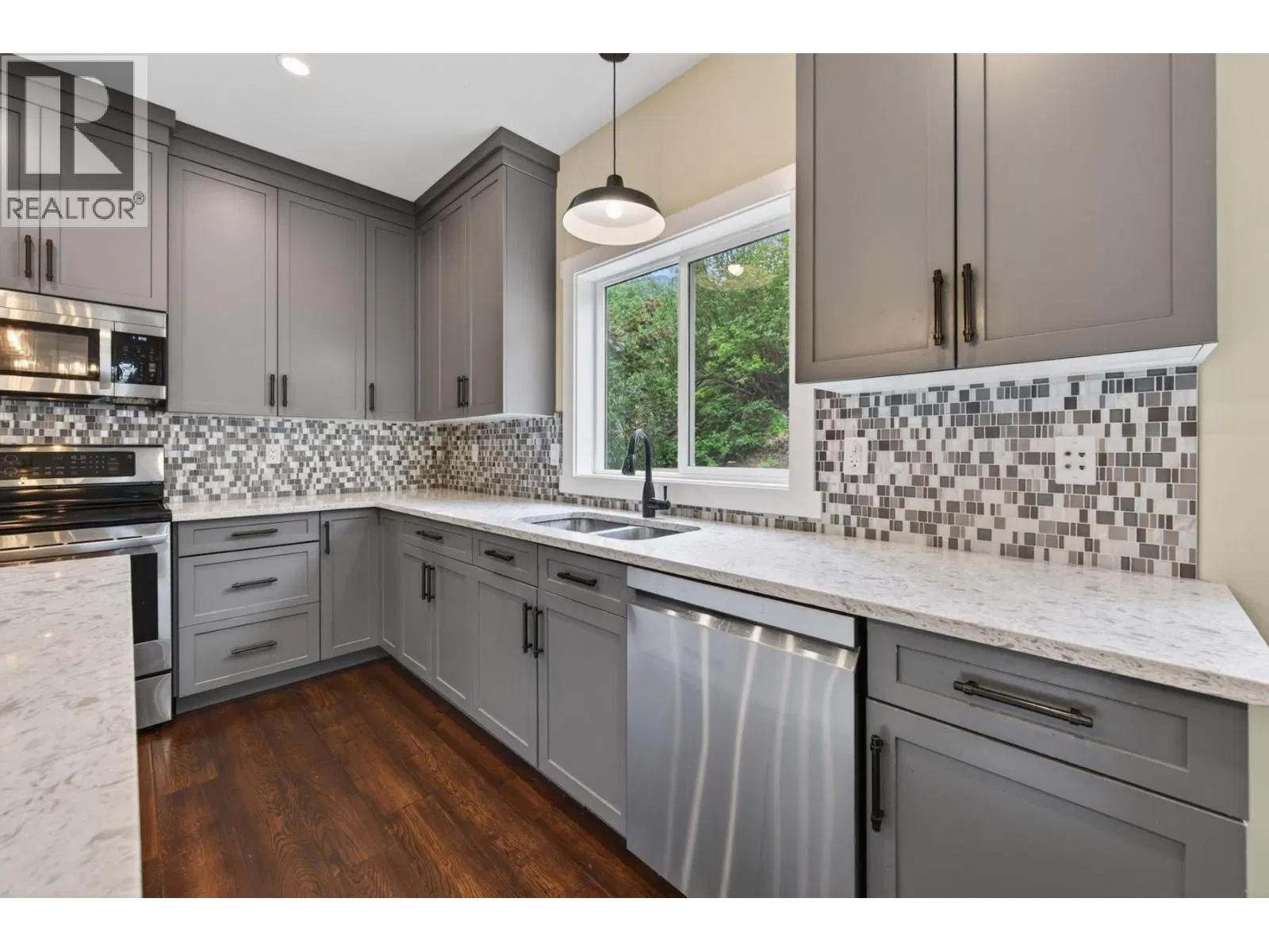 Photo 5 of 46 at 882 EAGLESON Crescent