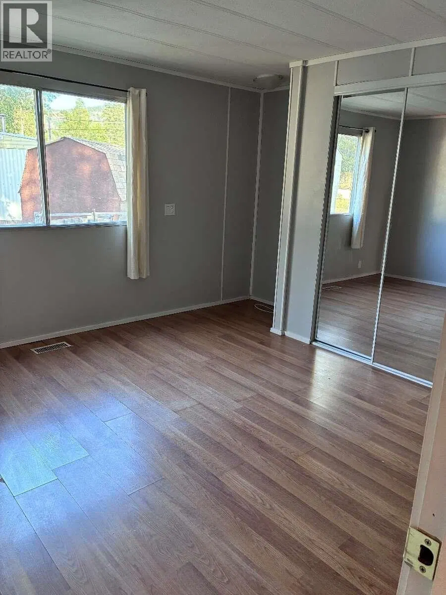 Photo 4 of 12 at #16 – 500 16th Avenue