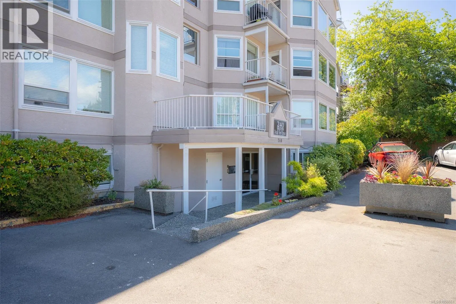 Photo 3 of 32 at #305 – 240 Milton Street