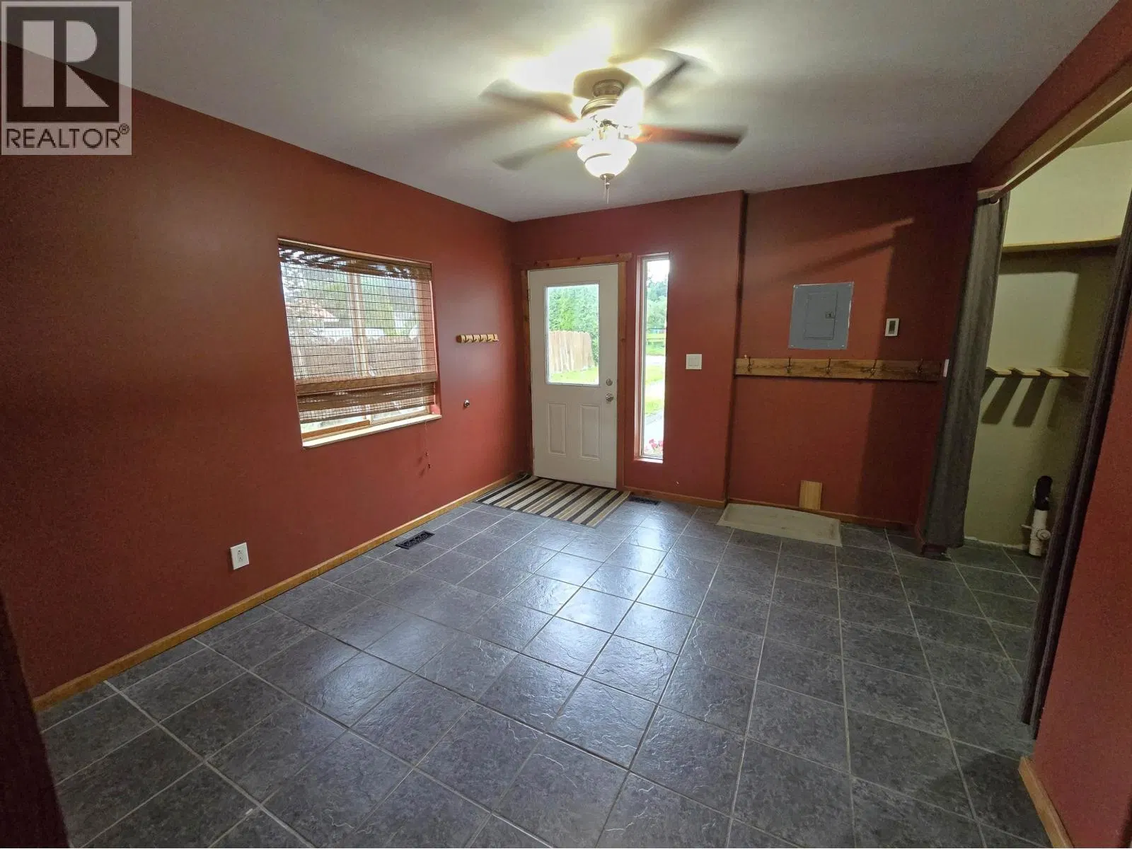 Photo 4 of 31 at 5024 AGAR Avenue