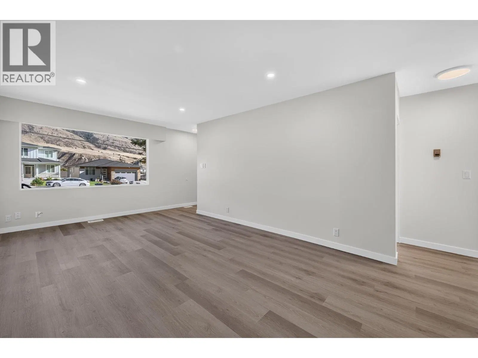 Photo 2 of 43 at 2257/2259 Valleyview Drive