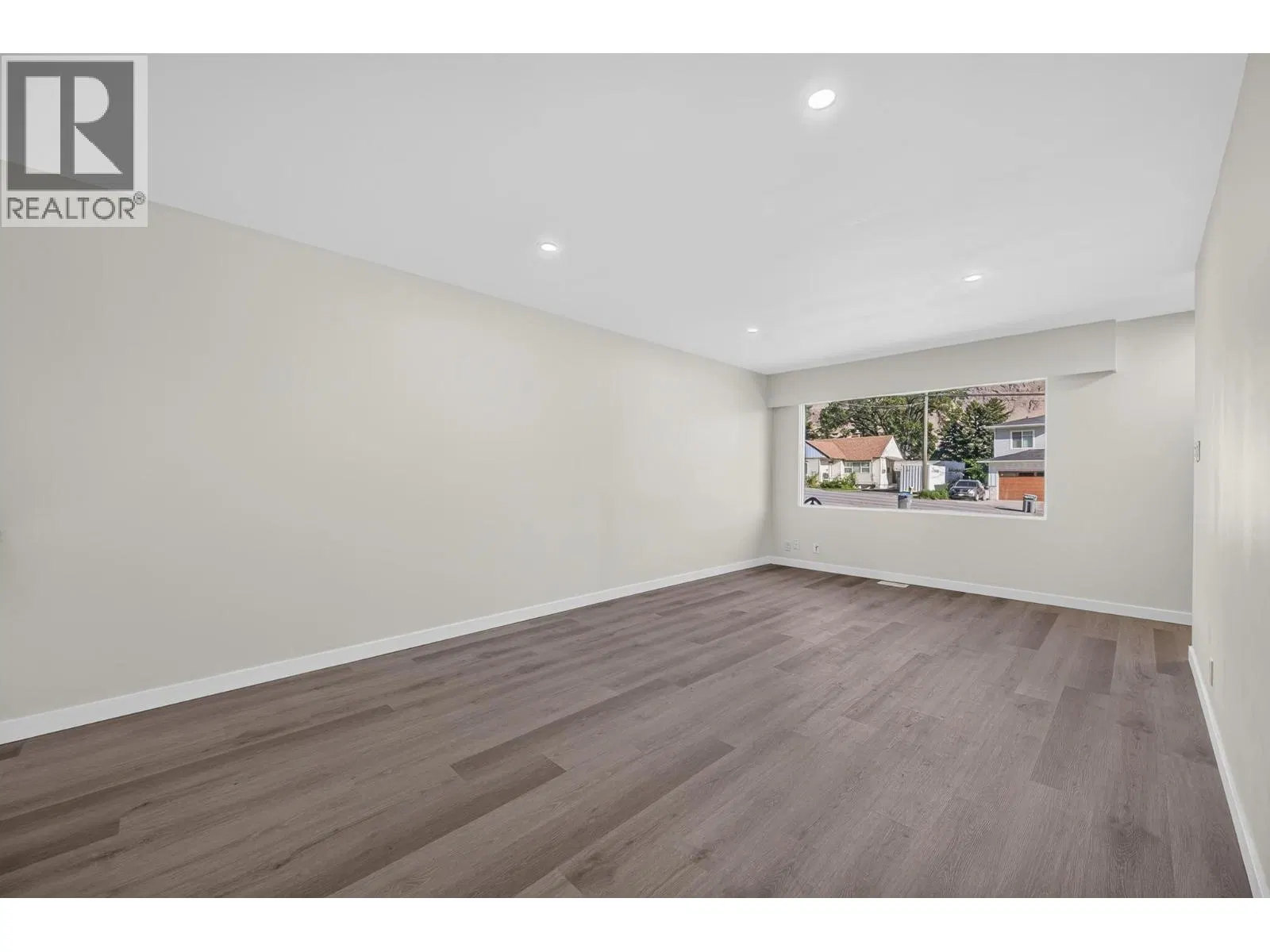 Photo 3 of 43 at 2257/2259 Valleyview Drive