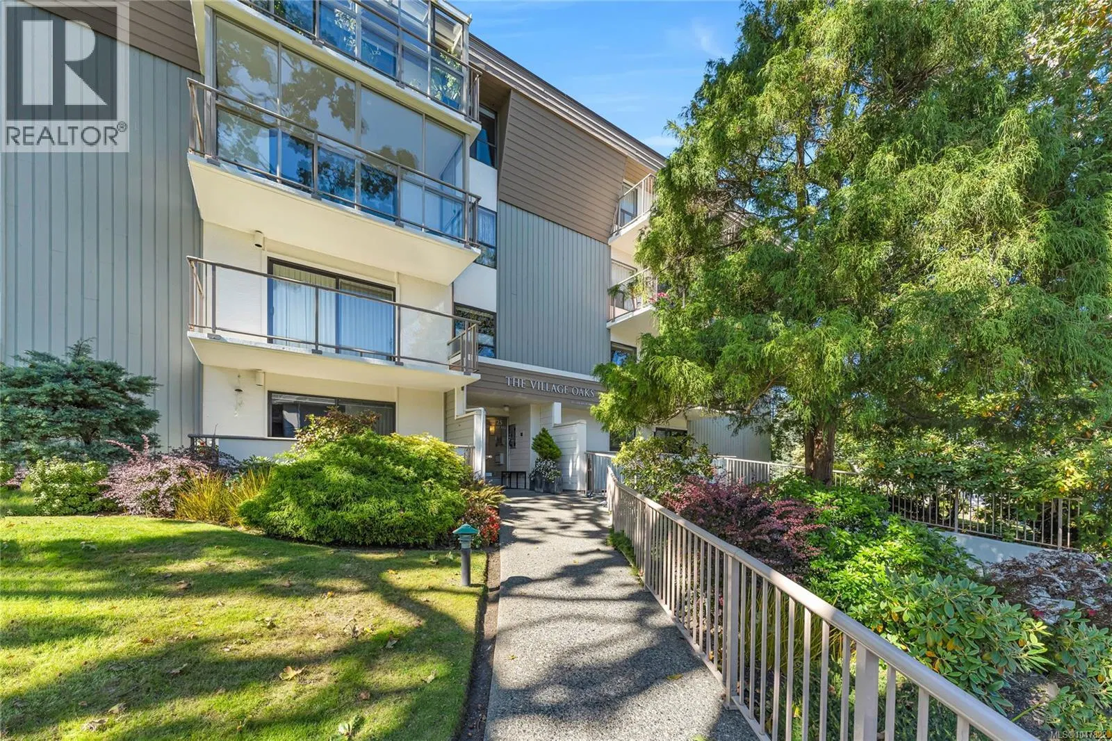 Photo 2 of 32 at #407 – 2125 Oak Bay Avenue