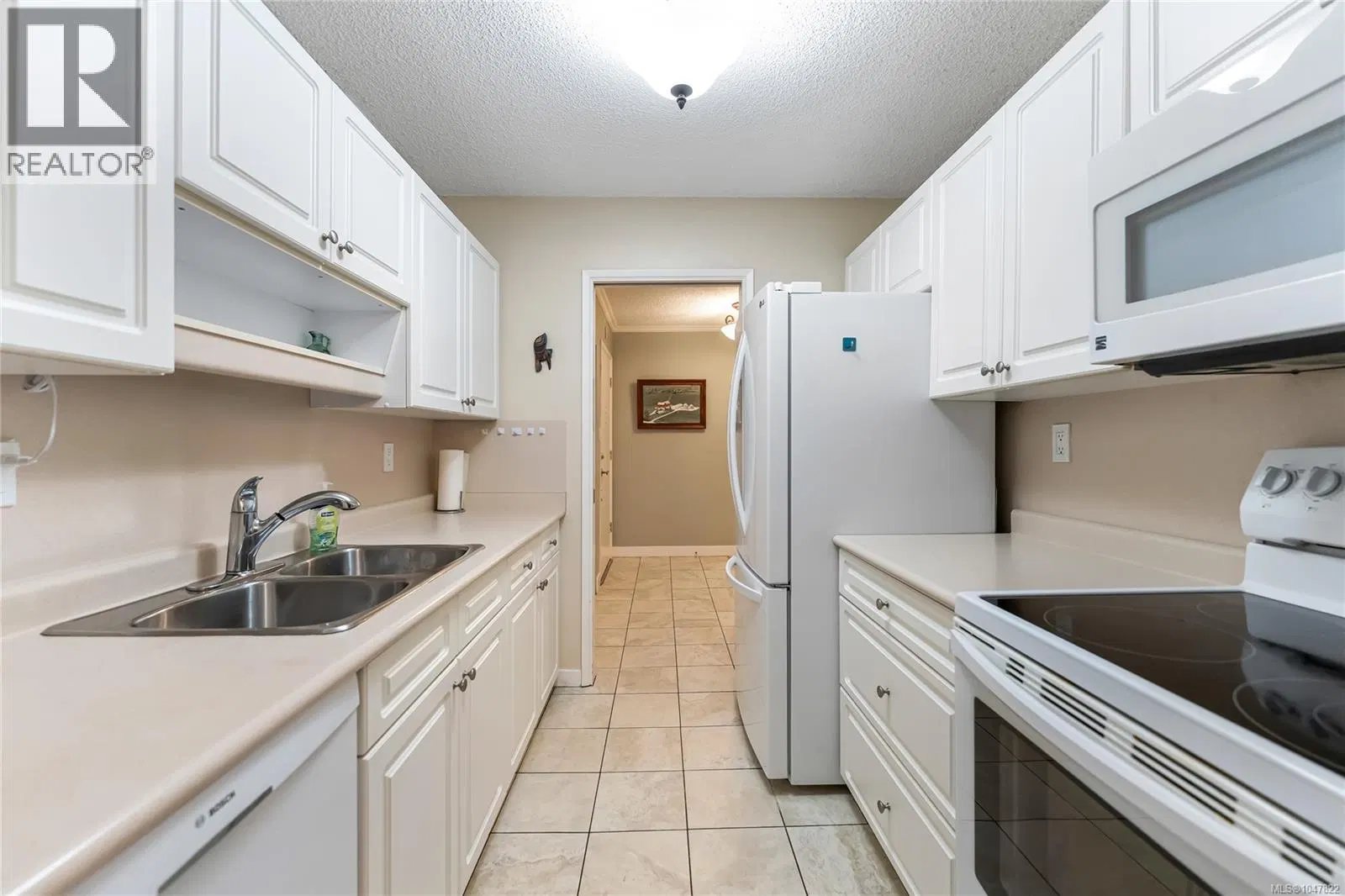 Photo 3 of 32 at #407 – 2125 Oak Bay Avenue