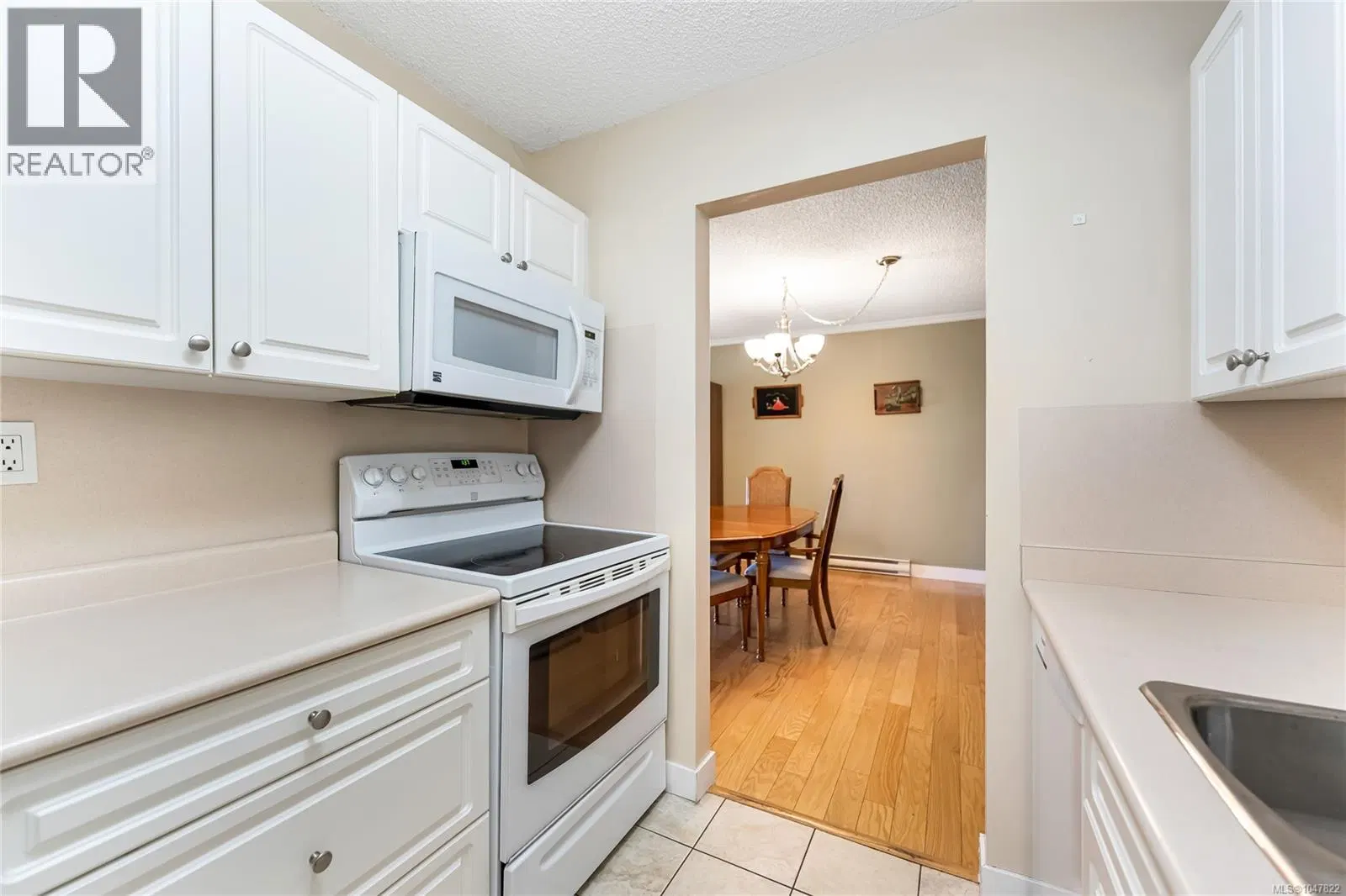 Photo 4 of 32 at #407 – 2125 Oak Bay Avenue
