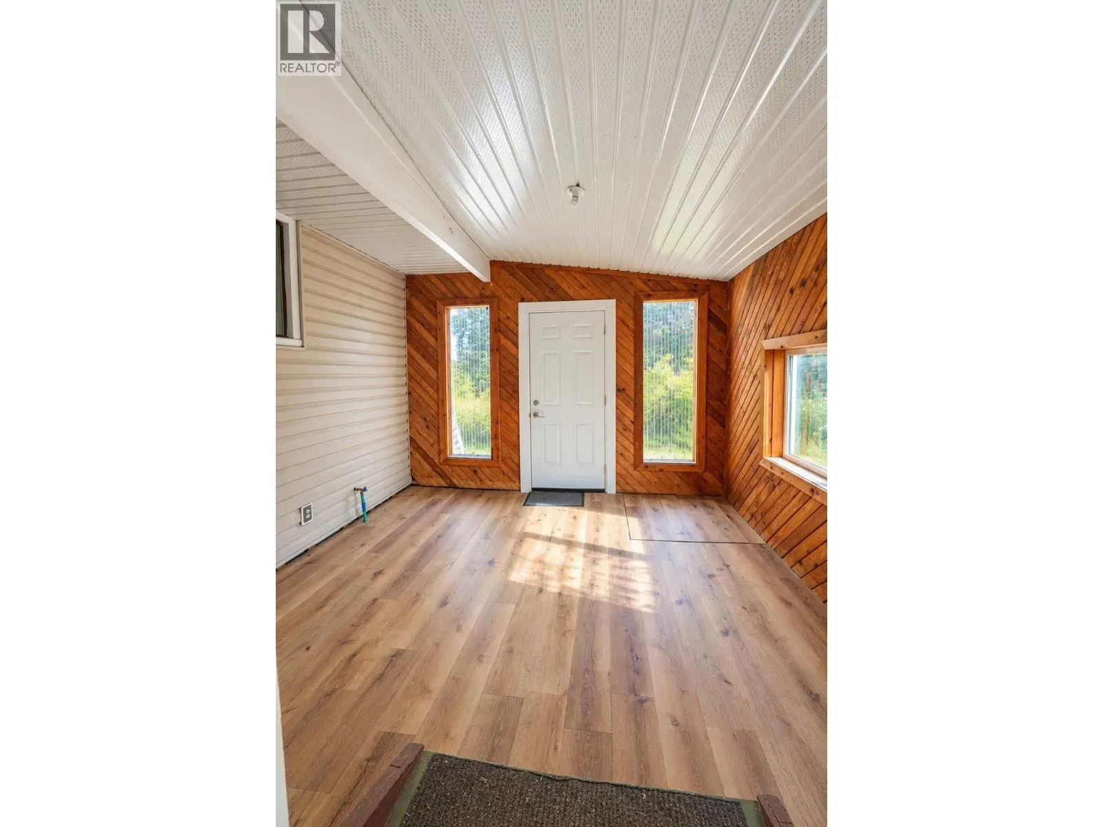 Photo 3 of 11 at 9 LILLOOET Crescent