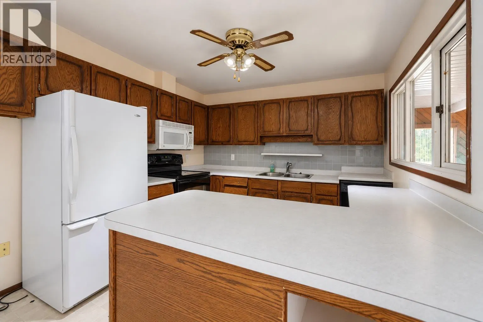Photo 4 of 11 at 9 LILLOOET Crescent