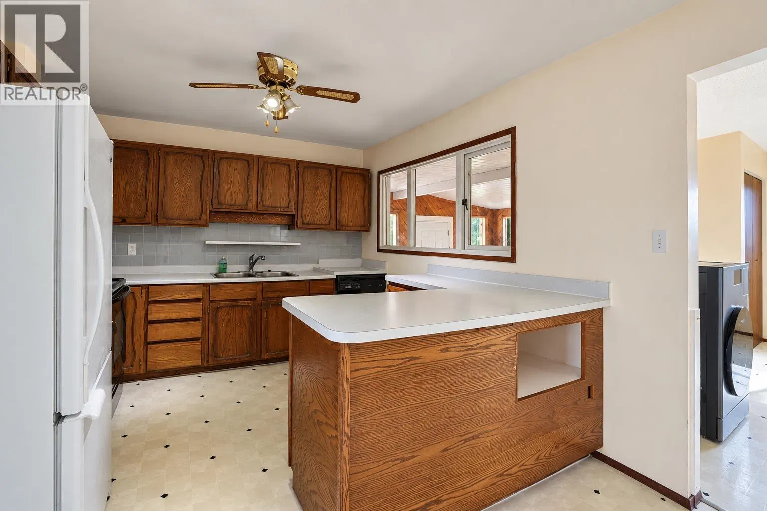 Photo 5 of 11 at 9 LILLOOET Crescent