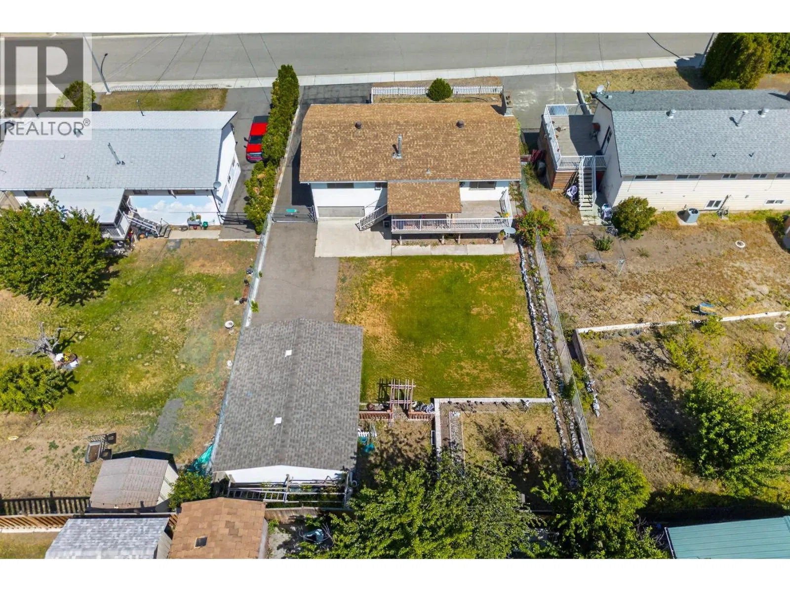 Photo 2 of 56 at 1106 Maclean Crescent