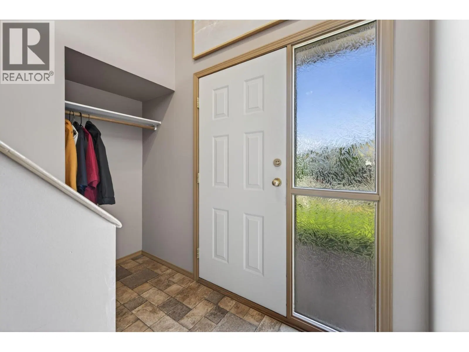 Photo 4 of 56 at 1106 Maclean Crescent