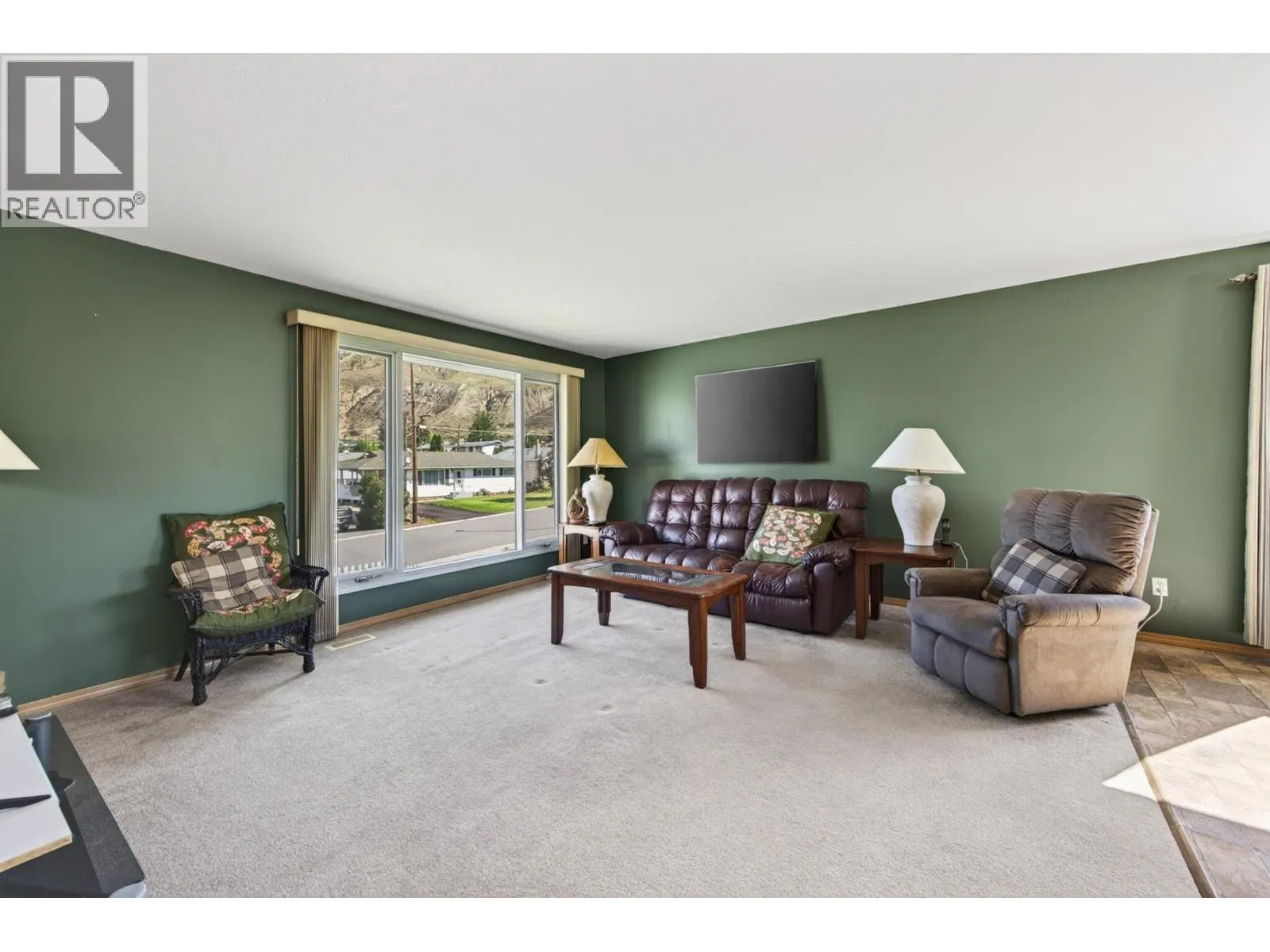 Photo 5 of 56 at 1106 Maclean Crescent