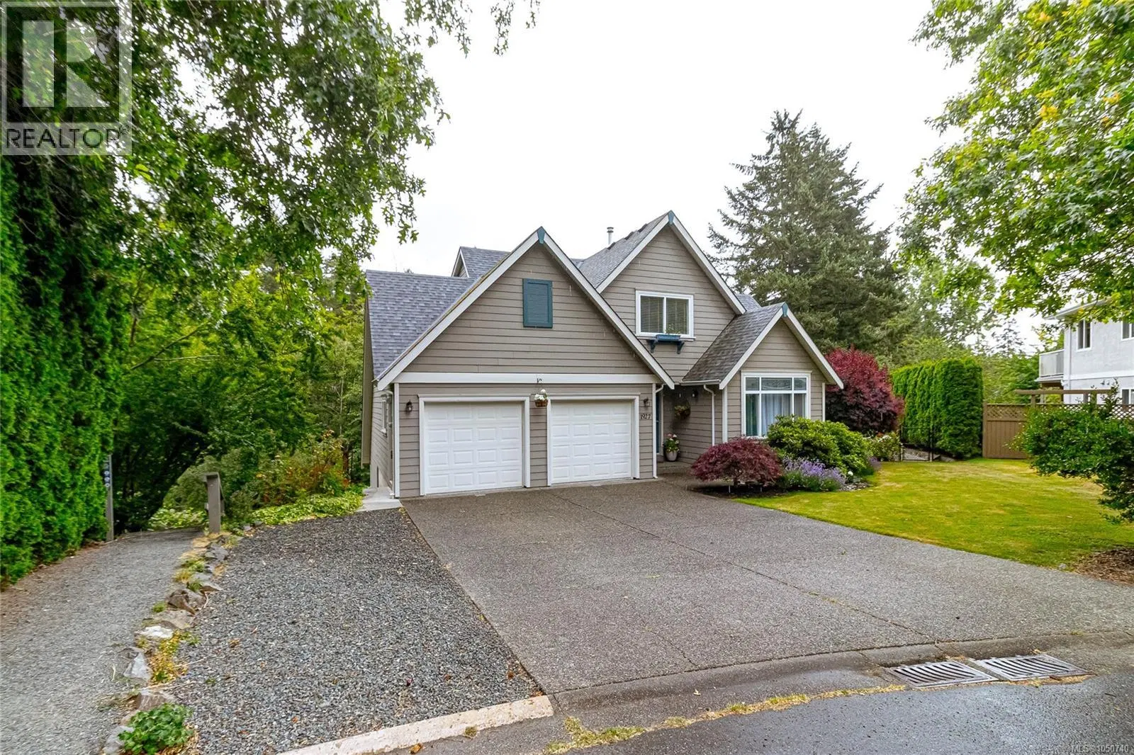 Photo 2 of 41 at 1927 Riverside Drive